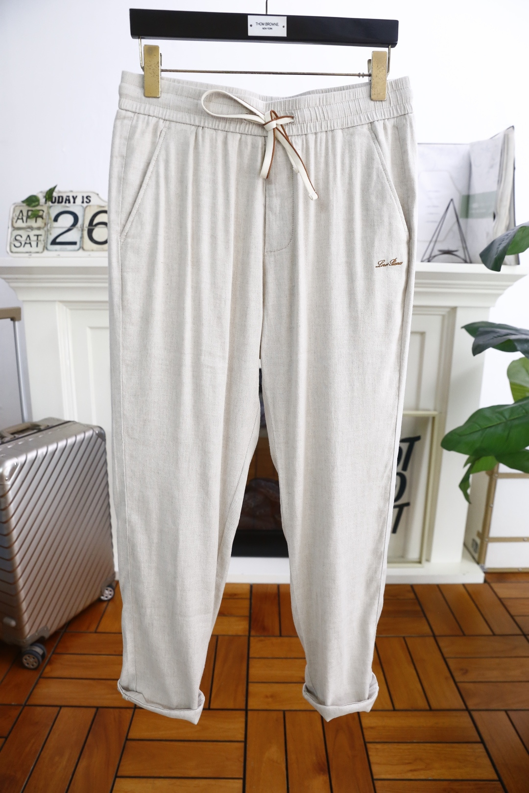 NO:154056,Lp. 25 new summer fashion men's thin casual pants!  It uses imported comfortable and breathable cotton and linen fabric, with a luxurious brand classic letter pattern design, and the upper body is casual and comfortable!  The elastic waist is loose and has no restraint!  The same product for overseas European counters, the upper body is fashionable and sporty, very low-key and luxurious!  The stitching of the turner is delicate and strong!  Perfect three-dimensional tailoring, highly recommend buying the product!  Counter sizes 48-58, shipped the next day!  loro piana alexander wang19860909Lp. 25夏季新品时尚男士薄款休闲裤！采用进口舒适透气棉麻面料,奢华品牌经典字母图案设计 上身随意舒服！松紧腰宽松版型搭配无束缚感！海外欧洲专柜同品,上身时尚运动显时尚,很低调且不失奢华品味！车工缝线细致而强悍！完美立体剪裁,强烈推荐购入货色！专柜尺码48-58,隔天出货！,,loro piana,alexander wang,Men's clothing