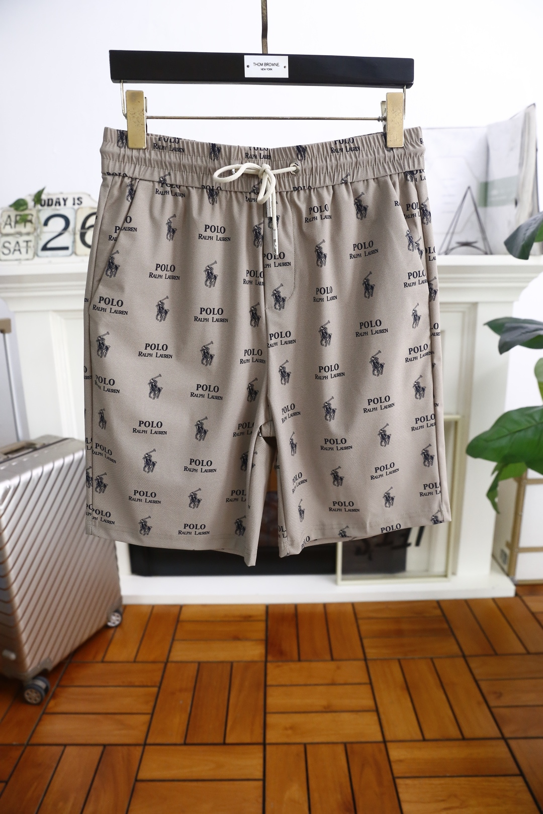 NO:154060,Paul. 2025ss summer new product men's original single shorts fashionable casual beach pants luxury classic brand logo design using comfortable breathable and quick-drying fabric!  Share taste and value. It is very comfortable to wear, low-key and luxurious. It is very classy when worn. There is no need to say much about the trouser style and cutting. The upper body is exquisite and vivid. It is truly first-class and top-quality. It is a real palace-level casual shorts. The upper body is absolutely stylish and extremely luxurious. It is full of personality, atmospheric and versatile. It is a must-have when going out!  Size M-4XL, shipped the next day!  ,,shorts,alexander wang19860909保罗. 2025ss夏季新品男士原单短裤时尚休闲沙滩裤奢华经典品牌logo设计 采用舒适透气速干面料！品味与价值共享 身穿着非常舒适 低调不失奢华 穿出去非常有档次 裤型款式和裁剪亦无需多言 上身精致跃然.真正一等一顶级质料 真正殿堂级的休闲短裤 上身绝对的有型 极度奢华 个性十足,大气且百搭,出街必备！尺码M-4XL,隔天出货！,,shorts,alexander wang,Men's clothing