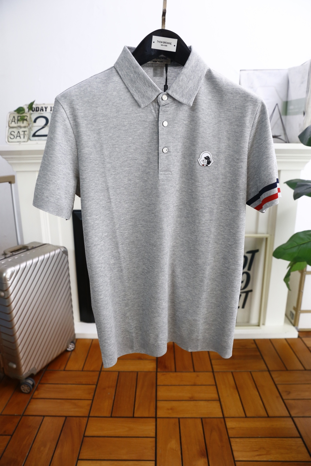 NO:154076,Tom Brown/TB. New in summer 2025!  Classic fashion lapel polo short-sleeved fashion item design, more fashionable and comfortable, high-standard customization, very stylish on the upper body, luxurious brand classic LOGO pattern on the chest, customer-supplied auxiliary materials, customer-supplied imported comfortable and breathable Zhu Di fabric has a very delicate texture, exquisite and exquisite detailing and exquisite accessories, all supplied by foreign merchants, a very high shaping item, can be matched with any fashion, the style is super good, a must-have item for trendy men!  Counter size: 48-56, shipped the next day!  ,thom browne,T-shirt,alexander wang19860909汤姆布朗/TB. 2025夏季新品！经典时尚翻领polo短袖时尚单品设计,更加时尚舒适,高标准定制,上身非常有型,胸前奢华品牌经典LOGO图案 客供辅料,客供进口舒适透气朱棣面料质感非常细腻,细节工艺精湛考究,辅料皆为外商客供,塑造性极高的一款单品,任何时装都可以搭配,版型超级好 潮男必备单品！专柜尺码:48-56,隔天出货！,,thom browne,T-shirt,alexander wang,Men's clothing