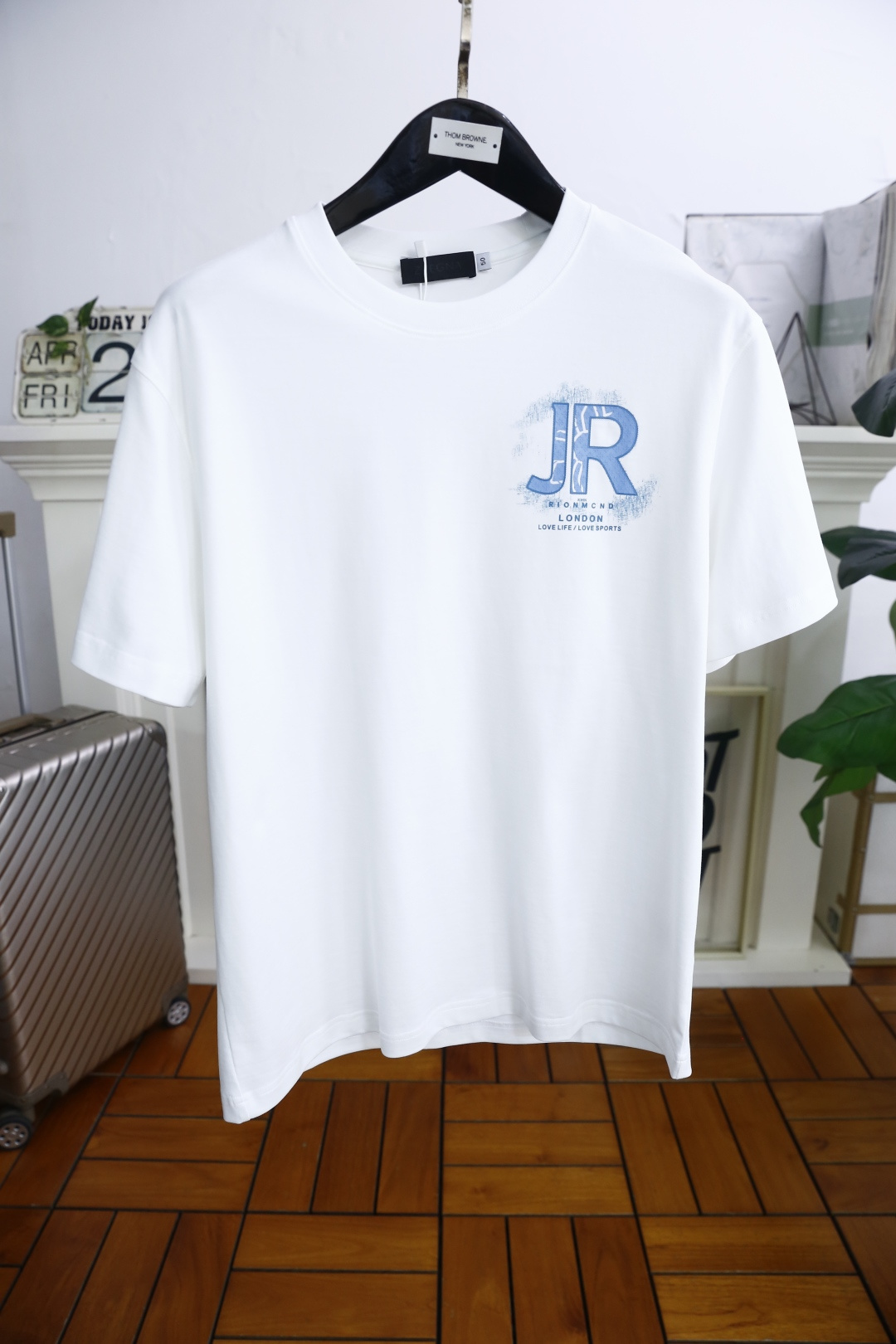 NO:154072,Jerney*. 2025 summer new product for men's round neck loose trendy brand short-sleeved luxury classic custom LOGO logo marked with the upper body to experience the youthfulness and fashion sense brought by this design!  The overall style is fashionable and trendy, using comfortable and breathable cotton fabric, soft, skin-friendly and breathable, and has a very crisp and crisp drooping feeling. The upper body is fashionable and fashionable colors, a must-have item for trendy men!  The counter is sized 48-56, one size larger!  Shipping the next day!  ,zegna,T-shirt,alexander wang19860909杰尼*. 2025夏季新品男士圆领宽松潮牌短袖奢华经典定制LOGO标识标注上身就能体会这款设计带来的年轻与时尚感！整体时尚而有潮流,采用舒适透气棉面料 柔软亲肤透气 ,又有很好的挺括 垂感 上身时尚潮流色系,潮男必备单品！专柜尺码48-56,偏大一码！隔天出货！,,zegna,T-shirt,alexander wang,Men's clothing