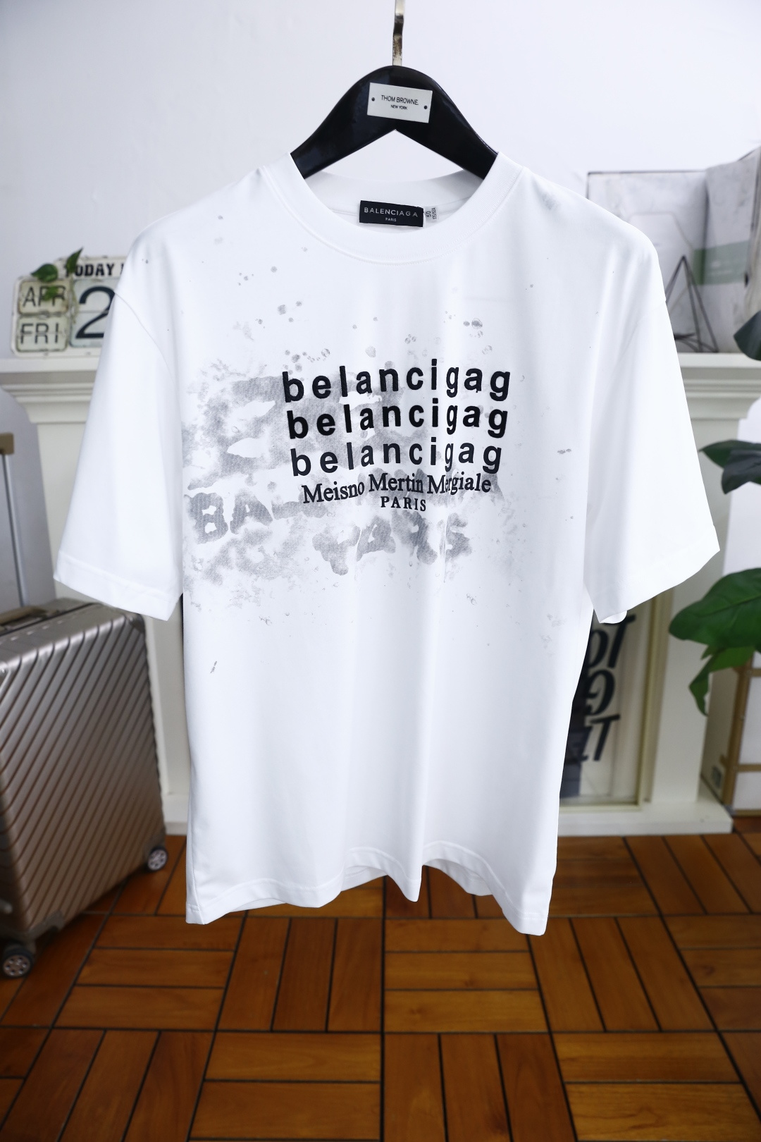 NO:154064,Balen*iaga. 2025 summer new product for men's round neck loose trendy brand short-sleeved luxury classic brand customized letters LOGO logo marked on the upper body to experience the youthfulness and fashion sense brought by this design!  The overall style is fashionable and trendy, using comfortable and breathable cotton fabric, soft, skin-friendly and breathable, and has a very crisp and crisp drooping feeling. The upper body is fashionable and fashionable colors, a must-have item for trendy men!  The counter is sized 48-56, one size larger!  Shipping the next day!  ,balenciaga,balenciaga,T-shirt,alexander wang19860909巴黎世家/Balen*iaga. 2025夏季新品男士圆领宽松潮牌短袖奢华经典品牌定制字母LOGO标识标注上身就能体会这款设计带来的年轻与时尚感！整体时尚而有潮流,采用舒适透气棉面料 柔软亲肤透气 ,又有很好的挺括 垂感 上身时尚潮流色系,潮男必备单品！专柜尺码48-56,偏大一码！隔天出货！,,balenciaga,balenciaga,T-shirt,alexander wang,Men's clothing