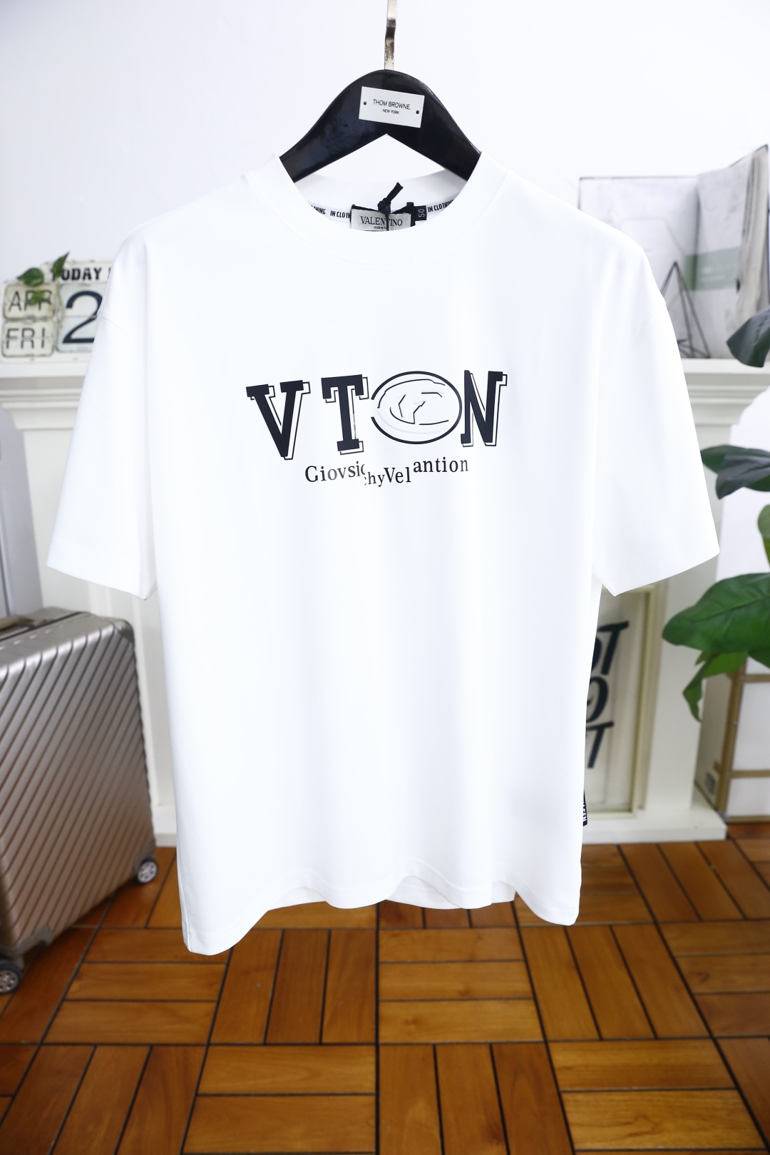 NO:154068,Valentino. 2025 summer new product for men's round neck short sleeve luxury classic brand custom LOGO logo marked with the upper body to experience the youthfulness and fashion sense brought by this design!  The overall style is fashionable and trendy, using comfortable European cotton fabric, soft, skin-friendly and breathable, and has a very crisp and drooping feeling. The upper body is fashionable and fashionable, and it is a must-have item for trendy men!  The counter is sized 48-56, one size larger!  Shipping the next day!  , valentino, T-shirt,alexander wang19860909华伦天奴. 2025夏季新品男士圆领短袖奢华经典品牌定制LOGO标识标注上身就能体会这款设计带来的年轻与时尚感！整体时尚而有潮流,采用舒适欧洲棉面料 柔软亲肤透气 ,又有很好的挺括 垂感 上身时尚潮流色系,潮男必备单品！专柜尺码48-56,偏大一码！隔天出货！,,valentino,T-shirt,alexander wang,Men's clothing