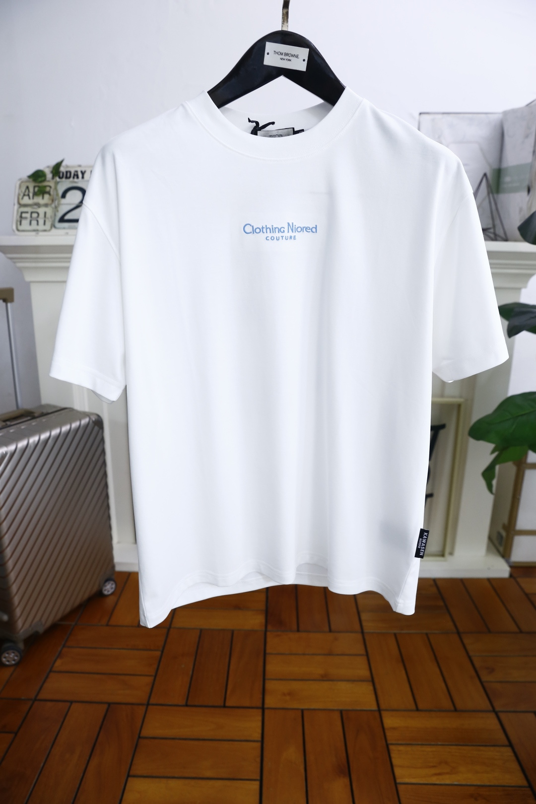 NO:151472,Jerney*. New summer products for men's round neck loose trendy brand short-sleeved luxury classic custom LOGO logo marked with the upper body to experience the youthfulness and fashion sense brought by this design!  The overall style is fashionable and trendy, using comfortable and breathable cotton fabric, soft, skin-friendly and breathable, and has a very crisp and crisp drooping feeling. The upper body is fashionable and fashionable colors, a must-have item for trendy men!  The counter is sized 48-56, one size larger!  Shipping the next day!  ,zegna,T-shirt,alexander wang19860909杰尼*. 夏季新品男士圆领宽松潮牌短袖奢华经典定制LOGO标识标注上身就能体会这款设计带来的年轻与时尚感！整体时尚而有潮流,采用舒适透气棉面料 柔软亲肤透气 ,又有很好的挺括 垂感 上身时尚潮流色系,潮男必备单品！专柜尺码48-56,偏大一码！隔天出货！,,zegna,T-shirt,alexander wang,Men's clothing