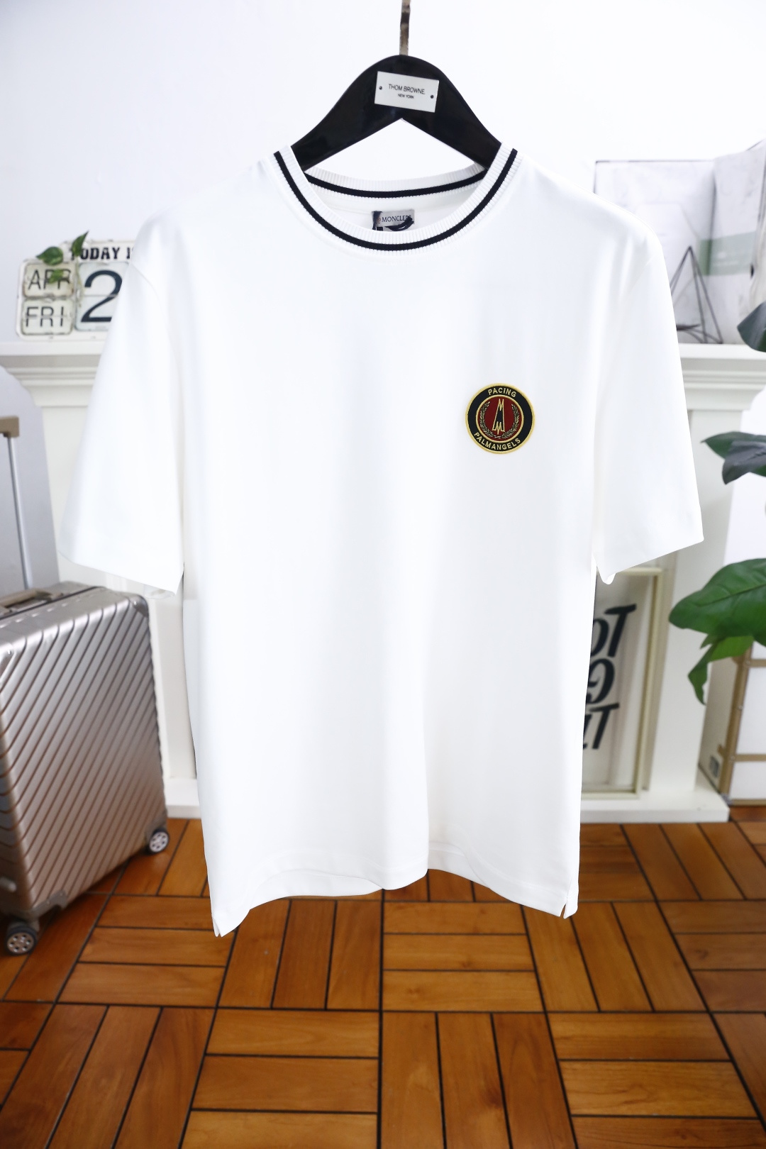 NO:154075,The 2025 summer new product, men's round neck short-sleeved luxury classic brand original LOGO logo, you can appreciate the youthfulness and fashion sense brought by this design!  The overall style is fashionable and trendy, using comfortable and breathable cotton fabric, soft, skin-friendly and breathable, and has a very crisp and crisp drooping feeling. The upper body is fashionable and fashionable colors, a must-have item for trendy men!  Counter size 48-56, shipped the next day!  ,,christian louboutin,Moncler,T-shirt,alexander wang19860909蒙口/Mo*cler. 2025夏季新品男士圆领短袖奢华经典品牌原版LOGO标识标注上身就能体会这款设计带来的年轻与时尚感！整体时尚而有潮流,采用舒适透气棉面料 柔软亲肤透气 ,又有很好的挺括 垂感 上身时尚潮流色系,潮男必备单品！专柜尺码48-56,隔天出货！,,christian louboutin,Moncler,T-shirt,alexander wang,Men's clothing