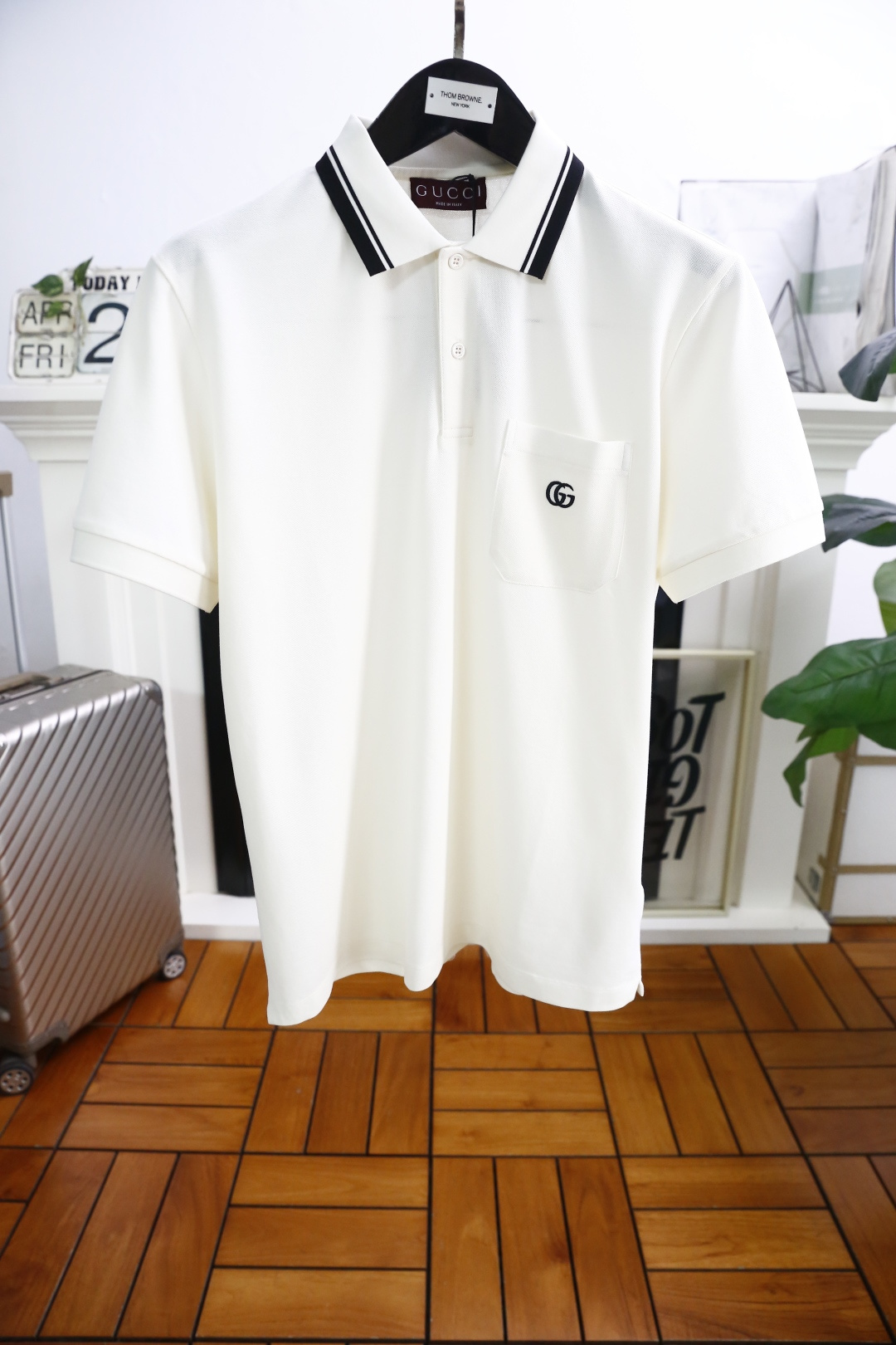 NO:154078,Gucci/Gu*ci. 2025 summer new product fashionable men's lapel short sleeve high-end custom versatile style, luxurious classic pocket design on the chest, more practical, anyone can easily control it, full custom fabric craftsmanship, luxury classic brand LOGO design, very high-end, those who understand goods must enter!  The style and tailoring are slim styles, which are very exquisite, showing aura and highlighting the exquisiteness of business men. This is the unique feature, the right slim fit, and the upper body effect is very good! 专柜尺码48-56,隔天出货！  ,,gucci,T-shirt,alexander wang19860909古驰/Gu*ci. 2025夏季新品时尚男士翻领短袖高级定制百搭款式 胸前奢华经典口袋设计 更有实用感 任何人都可以轻松驾驭 面料全订制工艺 奢华经典品牌LOGO设计,非常显档次懂货的必须入！版型剪裁属于修身款 非常精致,显气场,又会凸显商务男士的精致,这就是独到之处,恰到好处的修身,上身效果非常赞！专柜尺码48-56,隔天出货！,,gucci,T-shirt,alexander wang,Men's clothing