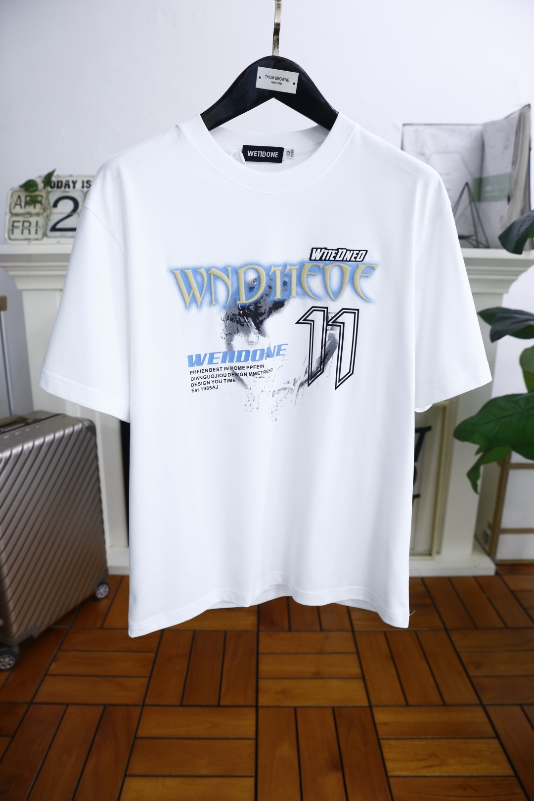 NO:154080,Well. 2025 summer new product men's loose fit short sleeve fashionable classic round neck design!  High-end custom versatile styles, luxurious custom logo matching on the chest!  Anyone can easily navigate with top-notch comfortable and breathable fabric!  It is very high-end and understandable. It must be purchased!  Soft, skin-friendly and breathable, and has a very crisp and drooping feeling. The upper body is fashionable and fashionable, and it is a must-have item for trendy men!  The counter size M-3XL is one size larger!  Shipping the next day!  ,T-shirt,alexander wang19860909well. 2025夏季新品男士宽松版型短袖时尚经典圆领设计！高级定制百搭款式 胸前奢华定制LOGO搭配！任何人都可以轻松驾驭 采用顶级舒适透气面料！非常显档次懂货的必须入！柔软亲肤透气 ,又有很好的挺括 垂感 上身时尚潮流色系,潮男必备单品！专柜尺码M-3XL,偏大一码！隔天出货！,,T-shirt,alexander wang,Men's clothing