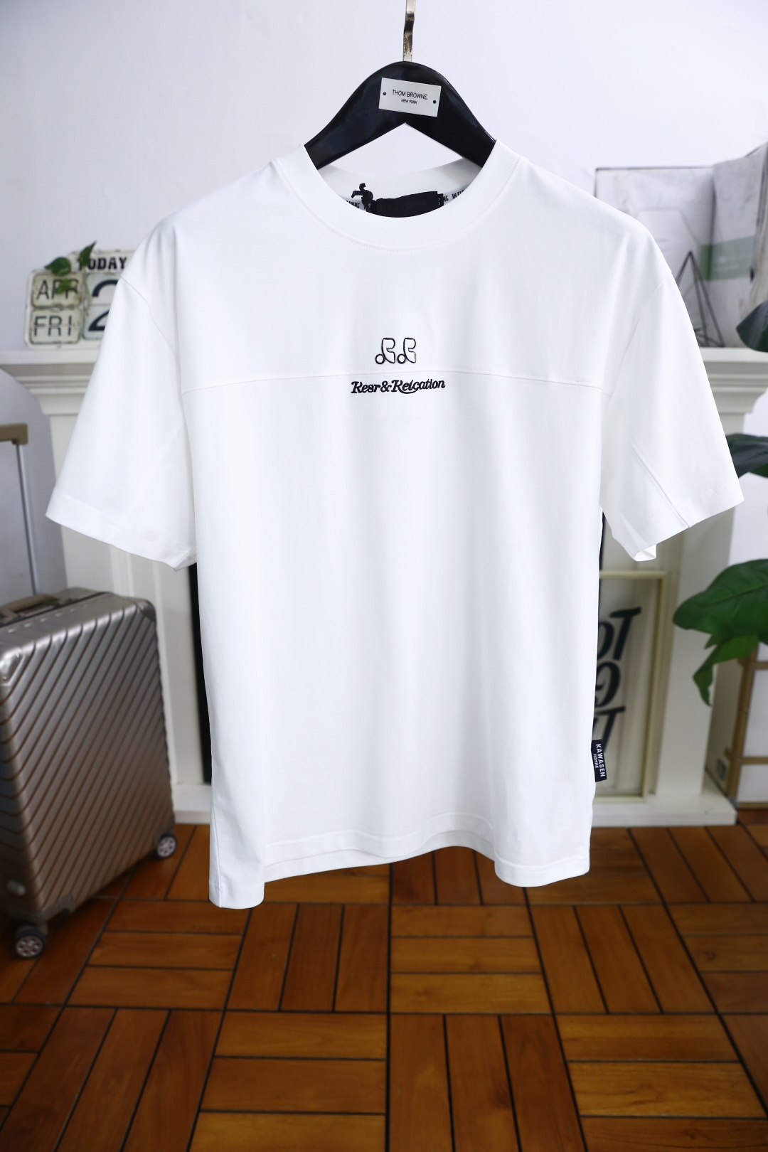 NO:154094,RR. 25 new summer products!  Classic loose version of men's short-sleeved fashionable round neck product design, more fashionable and comfortable, high-standard customization, very stylish upper body, luxurious custom LOGO pattern on the chest, customer-supplied auxiliary materials, imported high-end custom cotton fabric with very delicate texture, exquisite details and exquisite craftsmanship, extremely shaping item, can be matched with any fashion, super good style, a must-have item for trendy men!  Counter size: M-3XL, shipped the next day!  ,T-shirt,alexander wang19860909RR. 25夏季新品！经典宽松版男士短袖时尚圆领单品设计,更加时尚舒适,高标准定制,上身非常有型,胸前奢华定制LOGO 图案 客供辅料,客供进口高档定制棉面料质感非常细腻,细节工艺精湛考究,塑造性极高的一款单品,任何时装都可以搭配,版型超级好 潮男必备单品！专柜尺码:M-3XL,隔天出货！,,T-shirt,alexander wang,Men's clothing