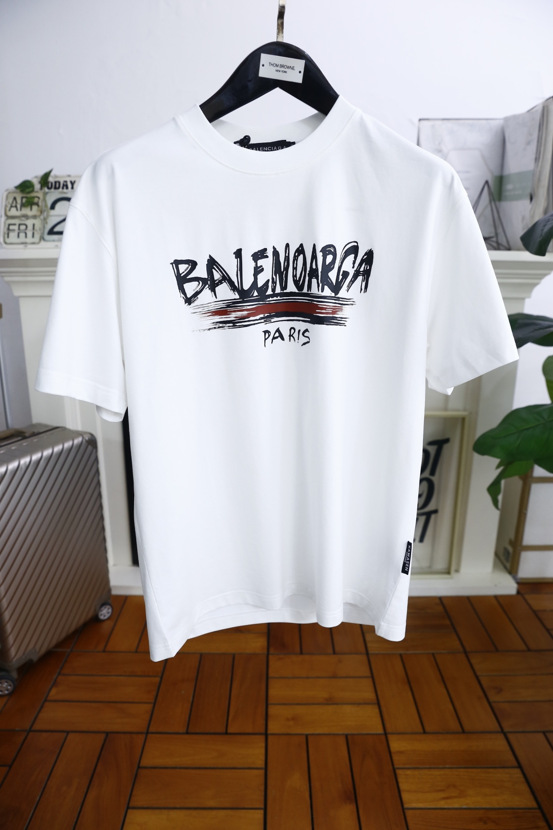 NO:154077,Balen*iaga. 2025 summer new product for men's round neck loose trendy brand short-sleeved luxury classic brand customized letters LOGO logo marked on the upper body to experience the youthfulness and fashion sense brought by this design!  The overall style is fashionable and trendy, using comfortable and breathable cotton fabric, soft, skin-friendly and breathable, and has a very crisp and crisp drooping feeling. The upper body is fashionable and fashionable colors, a must-have item for trendy men!  The counter is sized 48-56, one size larger!  Shipping the next day!  ,balenciaga,balenciaga,T-shirt,alexander wang19860909巴黎世家/Balen*iaga. 2025夏季新品男士圆领宽松潮牌短袖奢华经典品牌定制字母LOGO标识标注上身就能体会这款设计带来的年轻与时尚感！整体时尚而有潮流,采用舒适透气棉面料 柔软亲肤透气 ,又有很好的挺括 垂感 上身时尚潮流色系,潮男必备单品！专柜尺码48-56,偏大一码！隔天出货！,,balenciaga,balenciaga,T-shirt,alexander wang,Men's clothing