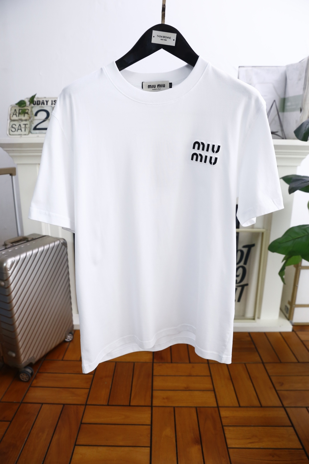 NO:154089,MIUMIU. New summer 2025!  Fashionable men's casual round neck loose short-sleeved fashion item design, more fashionable and comfortable, high standard customization, very stylish upper body, luxurious classic brand letter LOGO pattern Customer-supplied auxiliary materials, using comfortable 100 cotton fabric with very delicate texture, exquisite details and exquisite craftsmanship, extremely shaping item, can be matched with any fashion, super good style, a must-have item for trendy men. Counter size: M-3XL, shipped the next day!  ,miumiu,T-shirt,alexander wang19860909MIUMIU. 2025夏季新款！时尚男士休闲圆领宽松短袖时尚单品设计,更加时尚舒适,高标准定制,上身非常有型,奢华经典品牌字母LOGO 图案 客供辅料,采用舒适100棉面料质感非常细腻,细节工艺精湛考究,塑造性极高的一款单品,任何时装都可以搭配,版型超级好 潮男必备单品 专柜尺码:M-3XL,隔天出货！,,miumiu,T-shirt,alexander wang,Men's clothing