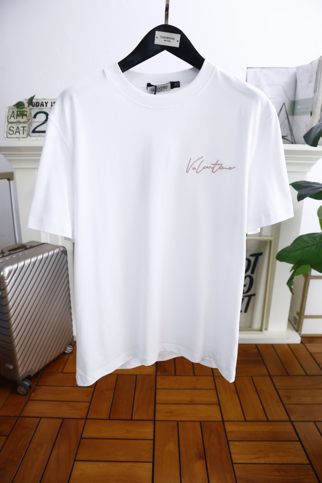 NO:154099,Valentino. 2025 summer new product for men's round neck short sleeve luxury classic custom LOGO logo marked with the upper body to experience the youthfulness and fashion sense brought by this design!  The overall style is fashionable and trendy, using comfortable 100 cotton fabric, soft, skin-friendly and breathable, and has a very crisp and drape. The upper body is fashionable and fashionable, and it is a must-have item for trendy men!  Counter size 48-56, shipped the next day!  , valentino, T-shirt,alexander wang19860909华伦天奴. 2025夏季新品男士圆领短袖奢华经典定制LOGO标识标注上身就能体会这款设计带来的年轻与时尚感！整体时尚而有潮流,采用舒适100棉面料 柔软亲肤透气 ,又有很好的挺括 垂感 上身时尚潮流色系,潮男必备单品！专柜尺码48-56,隔天出货！,,valentino,T-shirt,alexander wang,Men's clothing