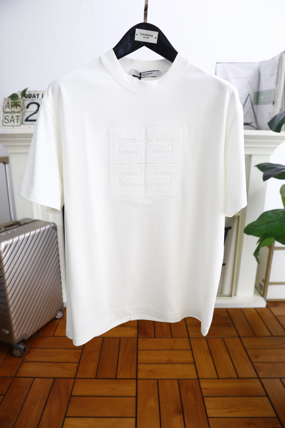 NO:154084,Givenc*y. New summer 2025!  Fashionable and casual round neck loose short-sleeved fashion item design, more fashionable and comfortable, high-standard customization, very stylish upper body, luxurious and classic brand LOGO pattern, customer-supplied auxiliary materials, customer-supplied imported high-end European cotton fabric with very delicate texture, exquisite details and exquisite craftsmanship, extremely shaping item, can be matched with any fashion, super good style, a must-have item for trendy men. Counter code: M-3XL, shipped the next day!  ,,givenchy,givenchy,T-shirt,alexander wang19860909纪梵希/Givenc*y. 2025夏季新款！时尚休闲圆领宽松短袖时尚单品设计,更加时尚舒适,高标准定制,上身非常有型,奢华经典品牌LOGO图案 客供辅料,客供进口高档欧洲棉面料质感非常细腻,细节工艺精湛考究,塑造性极高的一款单品,任何时装都可以搭配,版型超级好 潮男必备单品 专柜码:M-3XL,隔天出货！,,givenchy,givenchy,T-shirt,alexander wang,Men's clothing