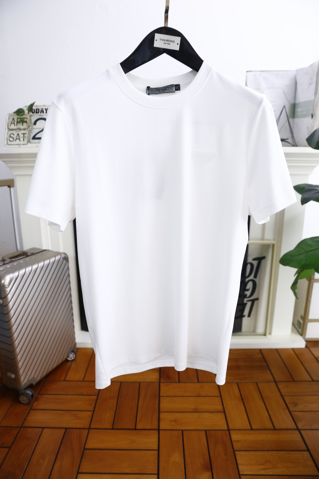 NO:154104,Pula*/Pr*da. New summer 2025!  Fashionable men's casual round neck short-sleeved fashion item design, more fashionable and comfortable, high-standard customization, very stylish upper body, luxurious brand triangle logo pattern on chest, customer-supplied auxiliary materials, comfortable and elegant fabric with very delicate texture, exquisite details and exquisite craftsmanship, extremely shaping item, can be matched with any fashion, super good style, a must-have item for trendy men!  Counter size: M-3XL, shipped the next day!  ,,prada,T-shirt,alexander wang19860909普拉*/Pr*da. 2025夏季新款！时尚男士休闲圆领短袖时尚单品设计,更加时尚舒适,高标准定制,上身非常有型,胸前奢华品牌三角标LOGO 图案 客供辅料,采用舒适雅古利面料质感非常细腻,细节工艺精湛考究,塑造性极高的一款单品,任何时装都可以搭配,版型超级好 潮男必备单品！专柜尺码:M-3XL,隔天出货！,,prada,T-shirt,alexander wang,Men's clothing