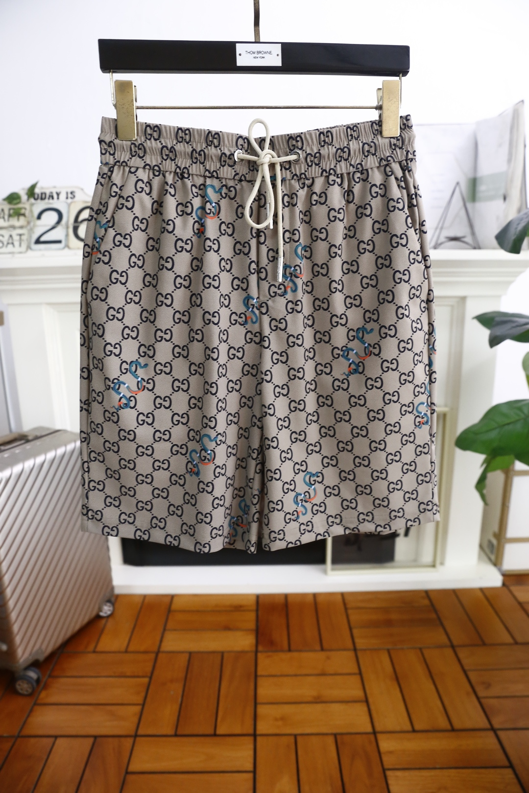 NO:154100,Gucci/Gu*ci. 2025ss summer new product men's original single shorts fashionable casual beach pants luxury classic brand full logo design adopts comfortable breathable and quick-drying fabric!  Share taste and value. It is very comfortable to wear, low-key and luxurious. It is very classy when worn. There is no need to say much about the trouser style and cutting. The upper body is exquisite and vivid. It is truly first-class and top-quality. It is a real palace-level casual shorts. The upper body is absolutely stylish and extremely luxurious. It is full of personality, atmospheric and versatile. It is a must-have when going out!  Size M-4XL, shipped the next day!  ,gucci,shorts,alexander wang19860909古驰/Gu*ci. 2025ss夏季新品男士原单短裤时尚休闲沙滩裤奢华经典品牌满幅logo设计 采用舒适透气速干面料！品味与价值共享 身穿着非常舒适 低调不失奢华 穿出去非常有档次 裤型款式和裁剪亦无需多言 上身精致跃然.真正一等一顶级质料 真正殿堂级的休闲短裤 上身绝对的有型 极度奢华 个性十足,大气且百搭,出街必备！尺码M-4XL,隔天出货！,,gucci,shorts,alexander wang,Men's clothing