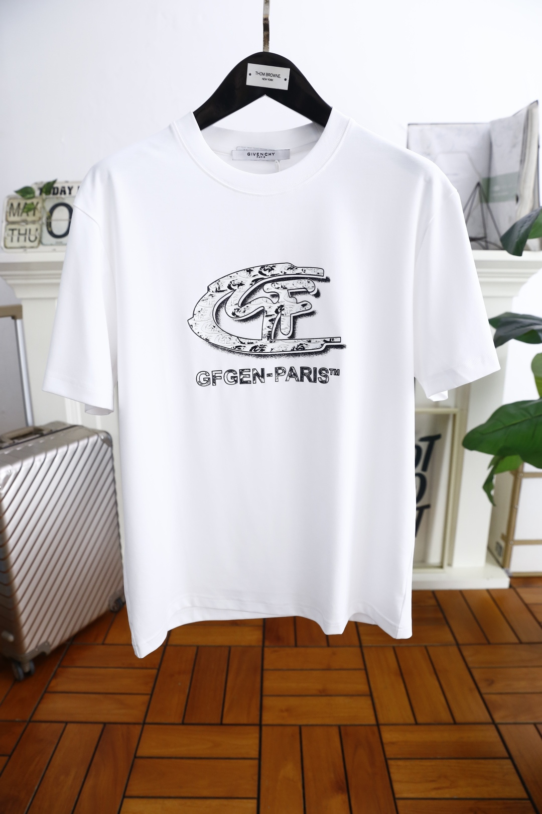 NO:159046,Givenchy. 25 new summer products!  Classic loose version of men's short-sleeved fashionable round neck product design, more fashionable and comfortable, high-standard customization, very stylish upper body, luxurious custom LOGO pattern on the chest, customer-supplied auxiliary materials, imported high-end custom cotton fabric with very delicate texture, exquisite details and exquisite craftsmanship, extremely shaping item, can be matched with any fashion, super good style, a must-have item for trendy men!  Counter size: M-3XL, one size larger!  Shipping the next day!  ,,givenchy,T-shirt,alexander wang19860909纪梵希. 25夏季新品！经典宽松版男士短袖时尚圆领单品设计,更加时尚舒适,高标准定制,上身非常有型,胸前奢华定制LOGO 图案 客供辅料,客供进口高档定制棉面料质感非常细腻,细节工艺精湛考究,塑造性极高的一款单品,任何时装都可以搭配,版型超级好 潮男必备单品！专柜尺码:M-3XL,偏大一码！隔天出货！,,givenchy,T-shirt,alexander wang,Men's clothing