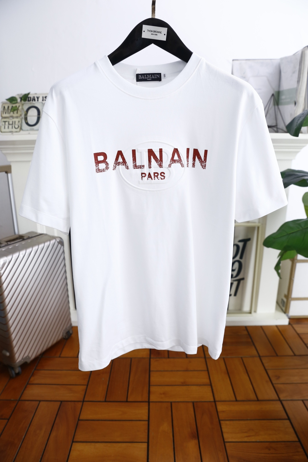 NO:159049,巴尔漫. 25夏季新品！  Classic loose version of men's short-sleeved fashionable round neck product design, more fashionable and comfortable, high-standard customization, very stylish upper body, luxurious custom LOGO pattern on the chest, customer-supplied auxiliary materials, imported high-end custom cotton fabric with very delicate texture, exquisite details and exquisite craftsmanship, extremely shaping item, can be matched with any fashion, super good style, a must-have item for trendy men! 专柜尺码:M-3XL,偏大一码！  Shipping the next day!  ,,T-shirt,alexander wang19860909巴尔漫. 25夏季新品！经典宽松版男士短袖时尚圆领单品设计,更加时尚舒适,高标准定制,上身非常有型,胸前奢华定制LOGO 图案 客供辅料,客供进口高档定制棉面料质感非常细腻,细节工艺精湛考究,塑造性极高的一款单品,任何时装都可以搭配,版型超级好 潮男必备单品！专柜尺码:M-3XL,偏大一码！隔天出货！,,T-shirt,alexander wang,Men's clothing