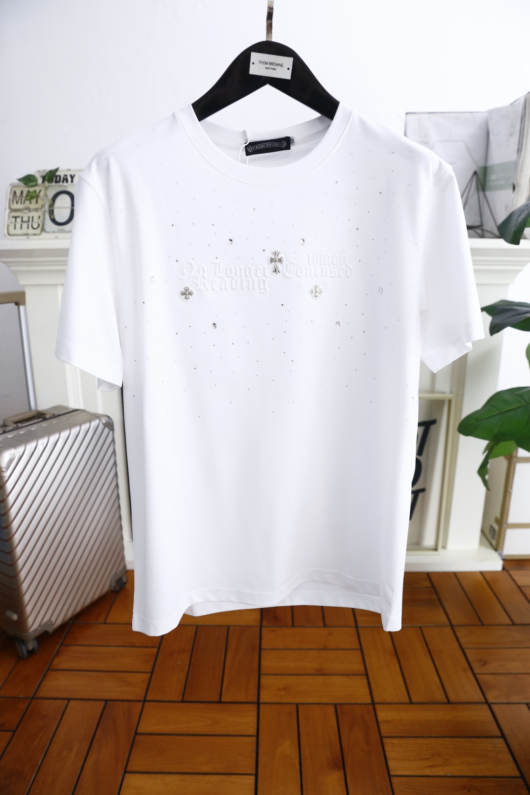 NO:159055,Croxin. New summer fashion men's extended round neck short sleeves!  The luxury classic brand Cross LOGO logo can be used to appreciate the youthfulness and fashion sense brought by this design!  The overall style is fashionable and trendy, using comfortable and breathable fabric, soft, skin-friendly and breathable, and has a very crisp and crisp drooping feeling. The upper body is fashionable and fashionable, and it is a must-have item for trendy men!  The counter is sized 48-56, one size larger!  Shipping the next day!  ,,chrome hearts,T-shirt,alexander wang19860909克罗心. 夏季新品潮男扩版圆领短袖！奢华经典品牌十字架LOGO标识标注上身就能体会这款设计带来的年轻与时尚感！整体时尚而有潮流,采用舒适透气面料 柔软亲肤透气 ,又有很好的挺括 垂感 上身时尚潮流色系,潮男必备单品！专柜尺码48-56,偏大一码！隔天出货！,,chrome hearts,T-shirt,alexander wang,Men's clothing