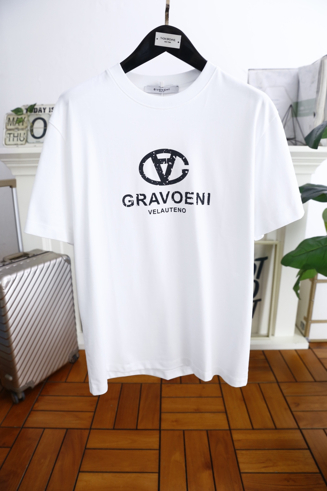 NO:159052,Valentino. New summer style men's loose casual base short-sleeved T-shirt!  Luxurious classic custom letter LOGO design!  High-end customization, fashionable and versatile hot products!  It uses comfortable and breathable cloud cotton fabric with super soft and delicate feel, skin-friendly and comfortable to wear, high-end boutique, the OEM is very good at making the upper body in fine factory, a must-have item for men!  Size 48-56, one size larger!  Shipping the next day!  , valentino, T-shirt,tees, t-shirt,alexander wang19860909华伦天奴. 夏季新款男士宽松休闲打底短袖T恤！奢华经典定制字母LOGO设计！高端定制、时尚百搭爆款！采用舒适透气云朵棉面料手感超柔软细腻 穿着亲肤舒适 高端精品 代工厂精细做上身非常赞 男士必备单品！尺码48-56,偏大一码！隔天出货！,,valentino,T-shirt,tees，t-shirt,alexander wang,Men's clothing