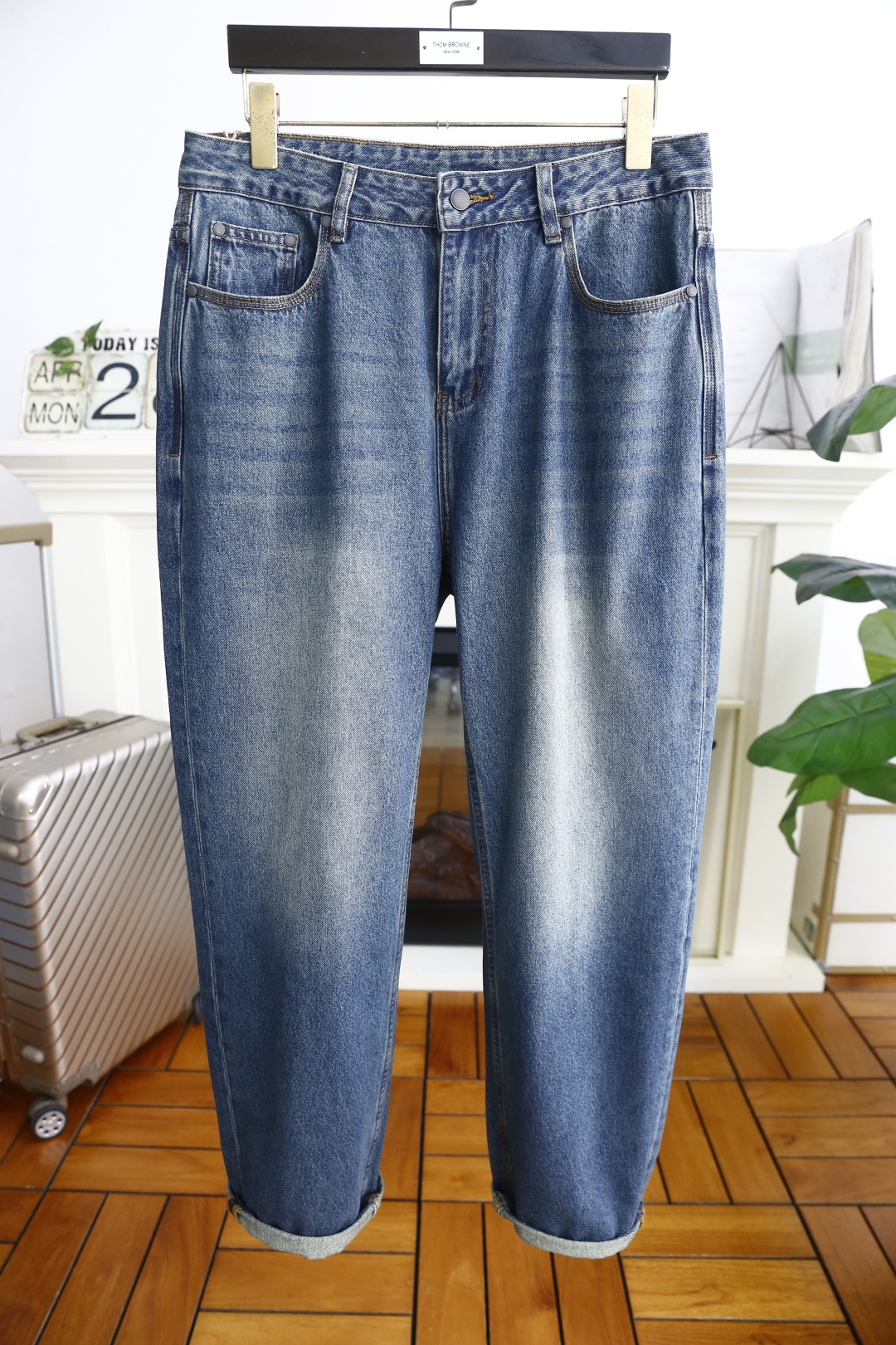 NO:159028,Baodie Home. New summer products loose original single men's versatile jeans trading company channel goods!  The role of ace hits every season is like a classic signature textbook!  A pair of pants with a very aesthetic tone, dominated by fabric and quality, continues the essence of normal design, with label elements perfectly embedded, which is a distinctive feature of identity and is quite distinctive!  Customer-supplied top-quality washing buffet fabrics, the fabric has first-class texture, slightly elastic, excellent scratchiness and boneiness, and the capable and neat cut, and the upper body effect is excellent!  A must-have artifact for trendy men!  Counter size 30-38, no 35/37!  Shipping the next day!  ,bottega veneta,jeans,alexander wang19860909葆蝶家. 夏季新品宽松原单男士百搭牛仔裤贸易公司渠道货！每一季的王牌级爆款担当,俨然属于经典招牌教科书般存在！极具美学基调的一款裤子,以面料和品质为主导,延续了常态化的设计精髓,标签化元素完美嵌入,属于身份的特色彰显,辨识度颇为鲜明！客供进口顶级洗水牛仔面料,面料质地一流,略带弹力,挺刮度与筋骨感极好,干练利落的裁剪,上身效果极好！潮男必备神器！专柜尺码30-38,没35/37！隔天出货！,,bottega veneta,jeans,alexander wang,Men's clothing