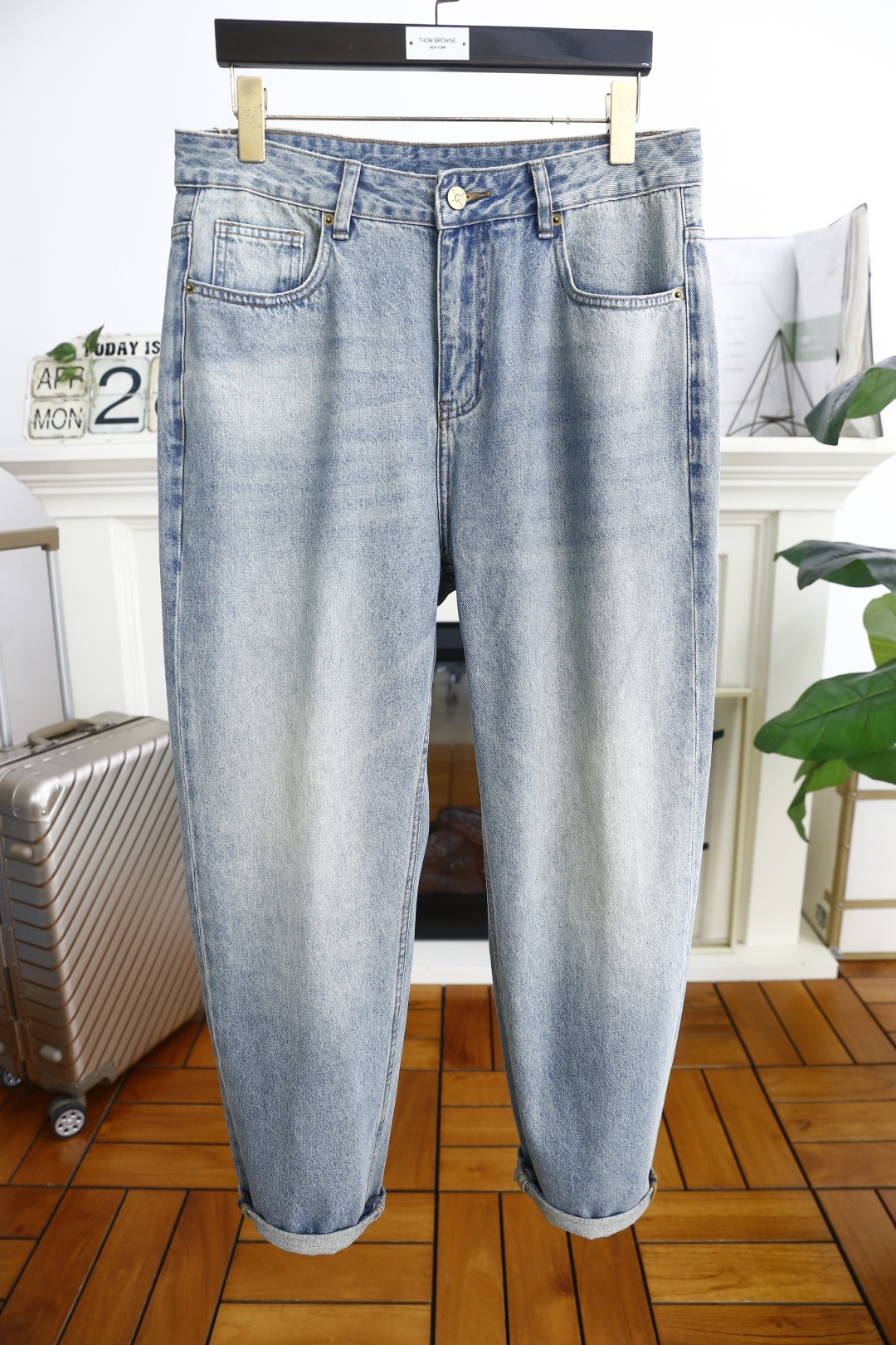 NO:159029,Gucci/Gu*ci. New summer products original single men's versatile jeans trading company channel goods!  The role of ace hits every season is like a classic signature textbook!  A pair of pants with a very aesthetic tone, dominated by fabric and quality, continues the essence of normal design, with label elements perfectly embedded, which is a distinctive feature of identity and is quite distinctive!  Customer-supplied top-quality washing buffet fabrics, the fabric has first-class texture, slightly elastic, excellent scratchiness and boneiness, and the capable and neat cut, and the upper body effect is excellent!  A must-have artifact for trendy men!  Counter size 30-38, no 35/37!  Shipping the next day!  ,gucci,jeans,alexander wang19860909古驰/Gu*ci. 夏季新品原单男士百搭牛仔裤贸易公司渠道货！每一季的王牌级爆款担当,俨然属于经典招牌教科书般存在！极具美学基调的一款裤子,以面料和品质为主导,延续了常态化的设计精髓,标签化元素完美嵌入,属于身份的特色彰显,辨识度颇为鲜明！客供进口顶级洗水牛仔面料,面料质地一流,略带弹力,挺刮度与筋骨感极好,干练利落的裁剪,上身效果极好！潮男必备神器！专柜尺码30-38,没35/37！隔天出货！,,gucci,jeans,alexander wang,Men's clothing