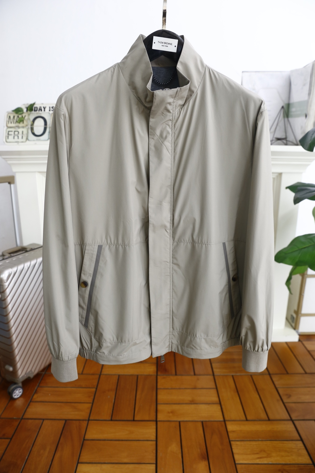 NO:159042,Jenia. New summer products! Fashionable men's stand-up collar zipper jacket Fabric composition: polyester fiber (if any difference is included, follow the washing of wheat) Fabric information: The fabric is made of high-stretched and tight nylon polyester raw materials; it has strong recovery ability, is easy to handle and not easily deformed, the fabric is soft overall, it is as thin as light wings, and it has windproof technology and breathable performance. The threaded inner part is spliced ​​with two-color splicing, small details reflect the quality of the clothes, and the pocket leather strip splicing is customized horn four-fold buckle decoration. The whole dress is simple and not simple, and the small details highlight the whole dress is more exquisite! Style: Casual stand-up collar jacket, a stand-up collar jacket with functional fabrics, the stand-up collar design is free to cope with the changes in season temperatures, the simple and neat lines are more inclusive, easy to rest and business, meeting the style needs of leisure and business! Size 48-56, shipped the next day! ,zegna,jackets & coats,jackets & coats,alexander wang19860909杰尼亚. 夏季新品！时尚男士立领拉链夹克外套 面料成份:聚酯纤维（如有出入按照洗麥为准） 面料信息: 面料采用高支紧密的尼龙涤纶原材料制做成；恢复能力较强,易于打理不易变形,面料整体柔软,穿着薄如轻翼,并且做了防风工艺和拥有透气的性能,螺纹内里采用双色拼接,小细节体现衣服的品质感,口袋皮条拼接定制牛角四合扣装饰,整件衣服简约不简单,小小的细节凸显整件衣服更精致！ 版型:休闲立领夹克,以功能面料演绎简洁穿1的立领夹克,立领设计自如应对换季气温变化,简约利落的线条呈现更具有包容性,易可休息易可商务,满足了休闲和商务的风格需求！尺码48-56,隔天出货！,,zegna,jackets & coats,jackets & coats,alexander wang,Men's clothing