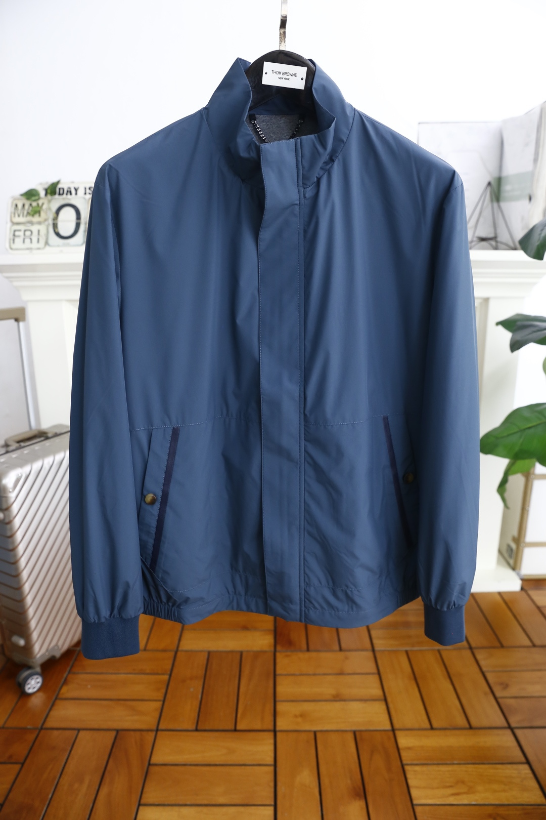 NO:161530,Zenia. New products for summer 2025! Fashionable men's stand-up collar zipper jacket Fabric composition: polyester fiber (if there is any difference, it is subject to washing) Fabric information: The fabric is made of high-strength tight nylon polyester raw materials; it has strong recovery ability, is easy to handle and not easily deformed, the fabric is soft overall, it is as thin as light wings, and it has windproof technology and breathable performance. The threaded inner part is spliced ​​with two-color splicing, small details reflect the quality of the clothes, and the pocket leather strips are spliced ​​with custom horn four-fold buckle decoration. The whole dress is simple and not simple, and the small details highlight the whole dress is more exquisite! Style: Casual stand-up collar jacket, a stand-up collar jacket with functional fabric, the stand-up collar design is free to cope with the changes in season temperatures, the simple and neat lines are more inclusive, easy to rest and business, meeting the style needs of leisure and business! Size 48-56, shipped the next day! ,zegna,jackets & coats,jackets & coats,alexander wang19860909杰尼亚. 2025夏季新品！时尚男士立领拉链夹克外套 面料成份:聚酯纤维（如有出入按照洗麥为准） 面料信息: 面料采用高支紧密的尼龙涤纶原材料制做成；恢复能力较强,易于打理不易变形,面料整体柔软,穿着薄如轻翼,并且做了防风工艺和拥有透气的性能,螺纹内里采用双色拼接,小细节体现衣服的品质感,口袋皮条拼接定制牛角四合扣装饰,整件衣服简约不简单,小小的细节凸显整件衣服更精致！ 版型:休闲立领夹克,以功能面料演绎简洁穿1的立领夹克,立领设计自如应对换季气温变化,简约利落的线条呈现更具有包容性,易可休息易可商务,满足了休闲和商务的风格需求！尺码48-56,隔天出货！,,zegna,jackets & coats,jackets & coats,alexander wang,Men's clothing