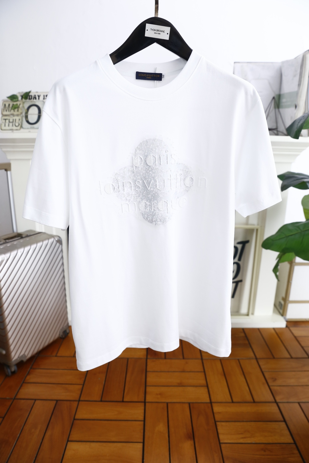 NO:159030,Louis Vuitt*n. The new summer product for men's round neck short-sleeved luxury classic brand LOGO logo marked with the upper body to experience the youthfulness and fashion sense brought by this design!  The overall style is fashionable and trendy, using comfortable European cotton fabric, soft, skin-friendly and breathable, and has a very crisp and drooping feeling. The upper body is fashionable and fashionable, and it is a must-have item for trendy men!  The counter is sized 48-56, one size larger!  Shipping the next day!  ,,louis vuitton,louis vuitton,T-shirt,alexander wang19860909路易威*/Louis Vuitt*n. 夏季新品男士圆领短袖奢华经典品牌LOGO标识标注上身就能体会这款设计带来的年轻与时尚感！整体时尚而有潮流,采用舒适欧洲棉面料 柔软亲肤透气 ,又有很好的挺括 垂感 上身时尚潮流色系,潮男必备单品！专柜尺码48-56,偏大一码！隔天出货！,,louis vuitton,louis vuitton,T-shirt,alexander wang,Men's clothing