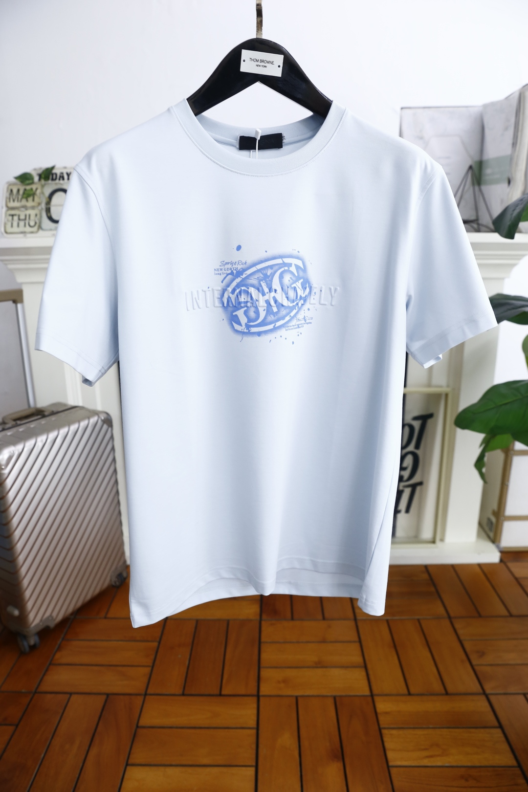 NO:159036,Jenny*/Zeg*a. New summer products for men's round neck, loose short sleeves, luxurious classic custom LOGO logo, you can appreciate the youthfulness and fashion sense brought by this design!  The overall style is fashionable and trendy, using comfortable and breathable cotton fabric, soft, skin-friendly and breathable, and has a very crisp and crisp drooping feeling. The upper body is fashionable and fashionable colors, a must-have item for trendy men!  The counter is sized 48-56, one size larger!  Shipping the next day!  ,zegna,T-shirt,alexander wang19860909杰尼*/Zeg*a. 夏季新品男士圆领宽松短袖奢华经典定制LOGO标识标注上身就能体会这款设计带来的年轻与时尚感！整体时尚而有潮流,采用舒适透气棉面料 柔软亲肤透气 ,又有很好的挺括 垂感 上身时尚潮流色系,潮男必备单品！专柜尺码48-56,偏大一码！隔天出货！,,zegna,T-shirt,alexander wang,Men's clothing