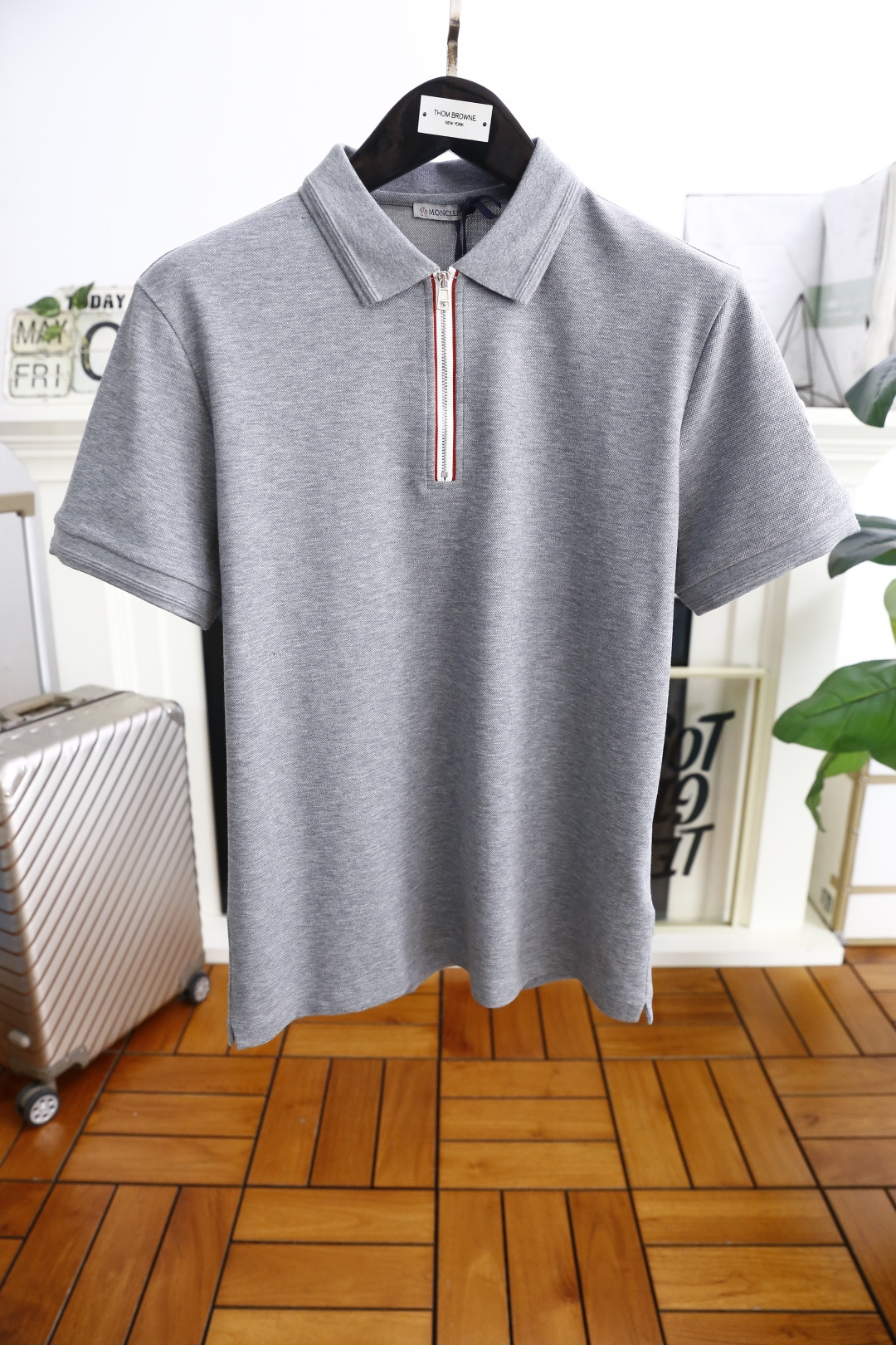 NO:161527,Mon*ler. 2025 summer new product classic fashionable zipper POLO shirt!  Fashionable single product design, side brand LOGO matching is more fashionable and comfortable, high-standard customization, very stylish on the upper body, customer-supplied auxiliary materials, customer-supplied imported high-end customized fabrics have very delicate texture, exquisite details and exquisite craftsmanship, all auxiliary materials are supplied by foreign customers, a very high shaping item, can be matched with any fashion, the style is super good, a must-have item for trendy men, counter size: 48-56, shipped the next day!  ,Moncler,alexander wang19860909蒙口/Mon*ler. 2025夏季新品经典时尚拉链POLO衫！时尚单品设计,侧面品牌LOGO搭配更加时尚舒适,高标准定制,上身非常有型,客供辅料,客供进口高档定制面料质感非常细腻,细节工艺精湛考究,辅料皆为外商客供,塑造性极高的一款单品,任何时装都可以搭配,版型超级好 潮男必备单品 专柜尺码:48-56,隔天出货！,,Moncler,alexander wang,Men's clothing