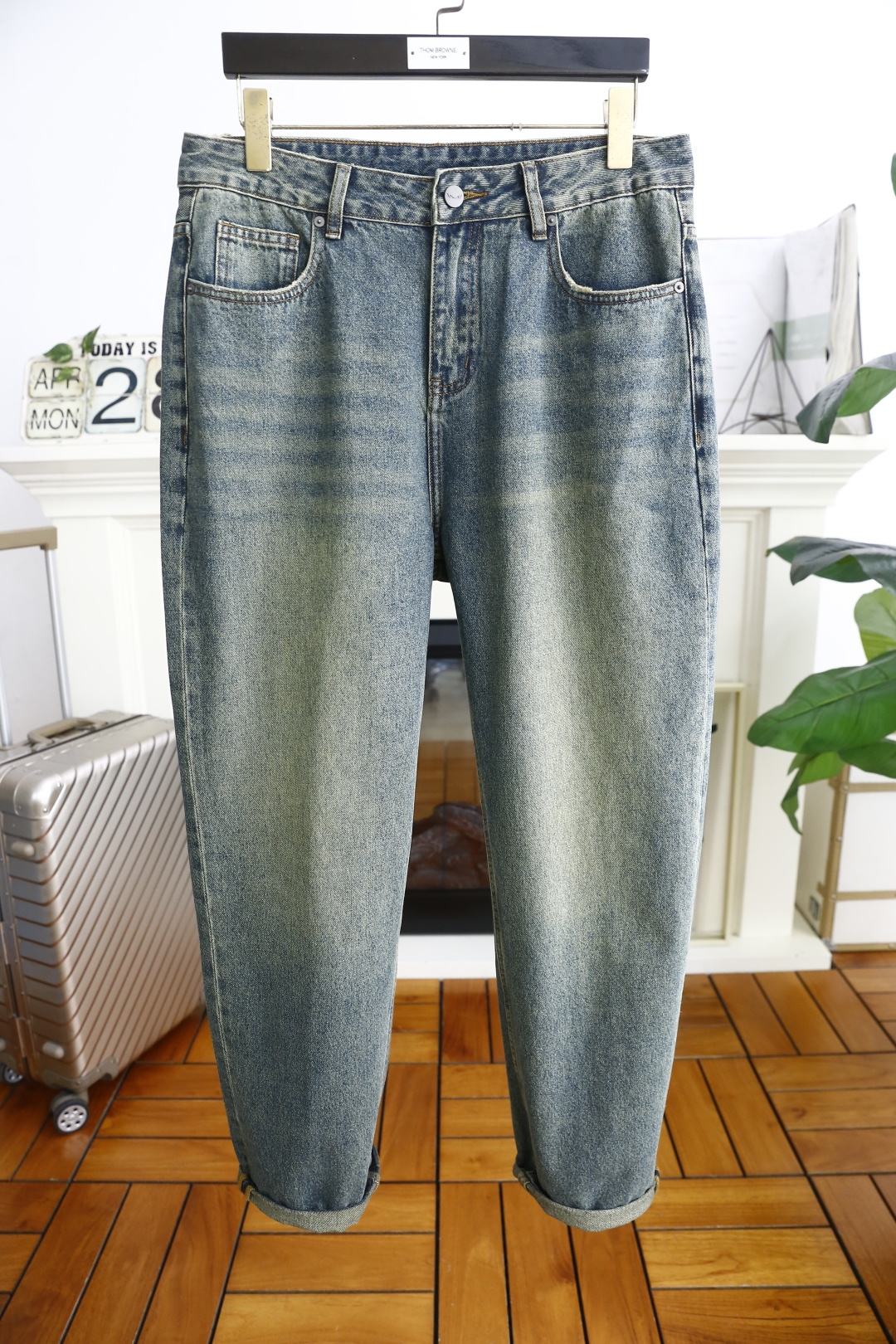 NO:159031,Fendi/Fe*di. New summer products original single men's versatile jeans trading company channel goods!  The role of ace hits every season is like a classic signature textbook!  A pair of pants with a very aesthetic tone, dominated by fabric and quality, continues the essence of normal design, with label elements perfectly embedded, which is a distinctive feature of identity and is quite distinctive!  Customer-supplied top-quality washing buffet fabrics, the fabric has first-class texture, slightly elastic, excellent scratchiness and boneiness, and the capable and neat cut, and the upper body effect is excellent!  A must-have artifact for trendy men!  Counter size 30-38, no 35/37!  Shipping the next day!  ,fendi,jeans,alexander wang19860909芬迪/Fe*di. 夏季新品原单男士百搭牛仔裤贸易公司渠道货！每一季的王牌级爆款担当,俨然属于经典招牌教科书般存在！极具美学基调的一款裤子,以面料和品质为主导,延续了常态化的设计精髓,标签化元素完美嵌入,属于身份的特色彰显,辨识度颇为鲜明！客供进口顶级洗水牛仔面料,面料质地一流,略带弹力,挺刮度与筋骨感极好,干练利落的裁剪,上身效果极好！潮男必备神器！专柜尺码30-38,没35/37！隔天出货！,,fendi,jeans,alexander wang,Men's clothing