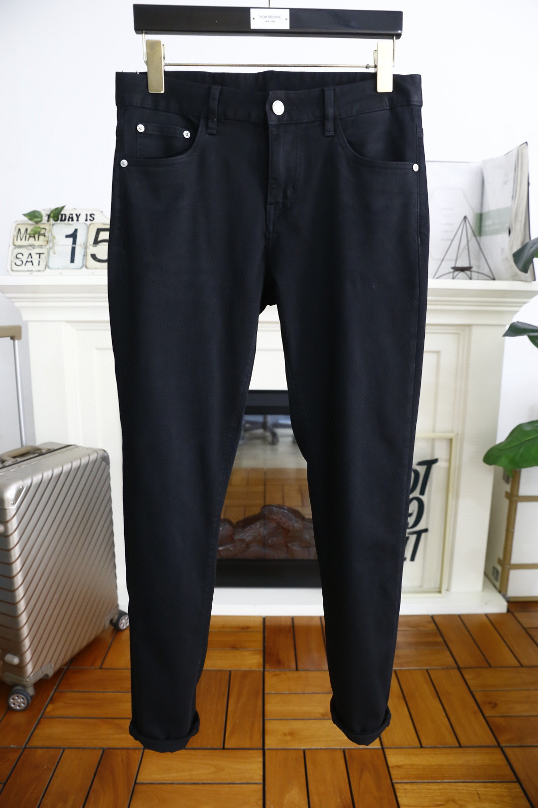 NO:159034,TF. 25 summer new product for men's classic versatile jeans trading company channel goods!  The role of ace hits every season is like a classic signature textbook!  A pair of pants with a very aesthetic tone, dominated by fabric and quality, continues the essence of normal design, with label elements perfectly embedded, which is a distinctive feature of identity and is quite distinctive!  Customer-supplied top-quality washing buffet fabrics, the fabric has first-class texture, slightly elastic, excellent scratchiness and boneiness, and the capable and neat cut, and the upper body effect is excellent!  A must-have artifact for trendy men!  Counter size 30-36, shipped the next day!  ,tom ford,jeans,alexander wang19860909TF. 25夏季新品男士经典百搭牛仔裤贸易公司渠道货！每一季的王牌级爆款担当,俨然属于经典招牌教科书般存在！极具美学基调的一款裤子,以面料和品质为主导,延续了常态化的设计精髓,标签化元素完美嵌入,属于身份的特色彰显,辨识度颇为鲜明！客供进口顶级洗水牛仔面料,面料质地一流,略带弹力,挺刮度与筋骨感极好,干练利落的裁剪,上身效果极好！潮男必备神器！专柜尺码30-36,隔天出货！,,tom ford,jeans,alexander wang,Men's clothing