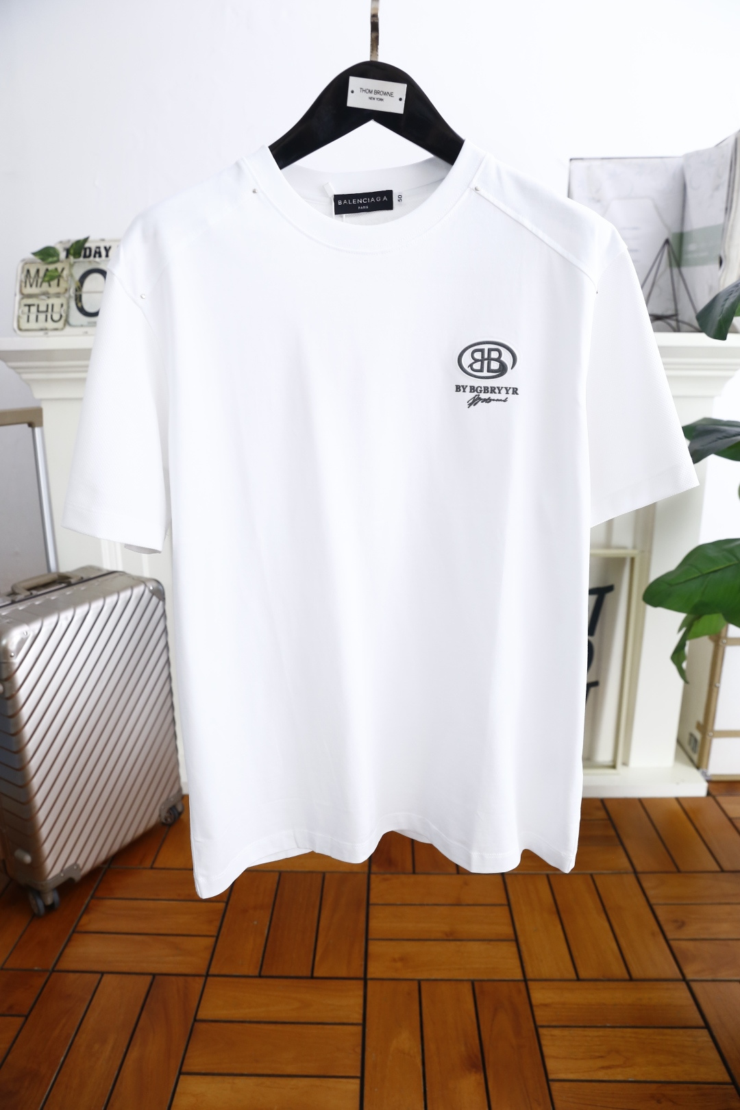 NO:161520,Balen*iaga. 2025 summer new product for men's round neck extended short-sleeved luxury classic custom LOGO logo marked with the upper body to experience the youthfulness and fashion sense brought by this design!  The overall style is fashionable and trendy, using comfortable mercerized cotton fabric, soft, skin-friendly and breathable, and has a very crisp and drape feeling. The upper body is fashionable and fashionable, and it is a must-have item for trendy men!  Counter size 48-56, shipped the next day!  ,balenciaga,balenciaga,T-shirt,alexander wang19860909巴黎世家/Balen*iaga. 2025夏季新品男士圆领扩版短袖奢华经典定制LOGO标识标注上身就能体会这款设计带来的年轻与时尚感！整体时尚而有潮流,采用舒适丝光棉面料 柔软亲肤透气 ,又有很好的挺括 垂感 上身时尚潮流色系,潮男必备单品！专柜尺码48-56,隔天出货！,,balenciaga,balenciaga,T-shirt,alexander wang,Men's clothing