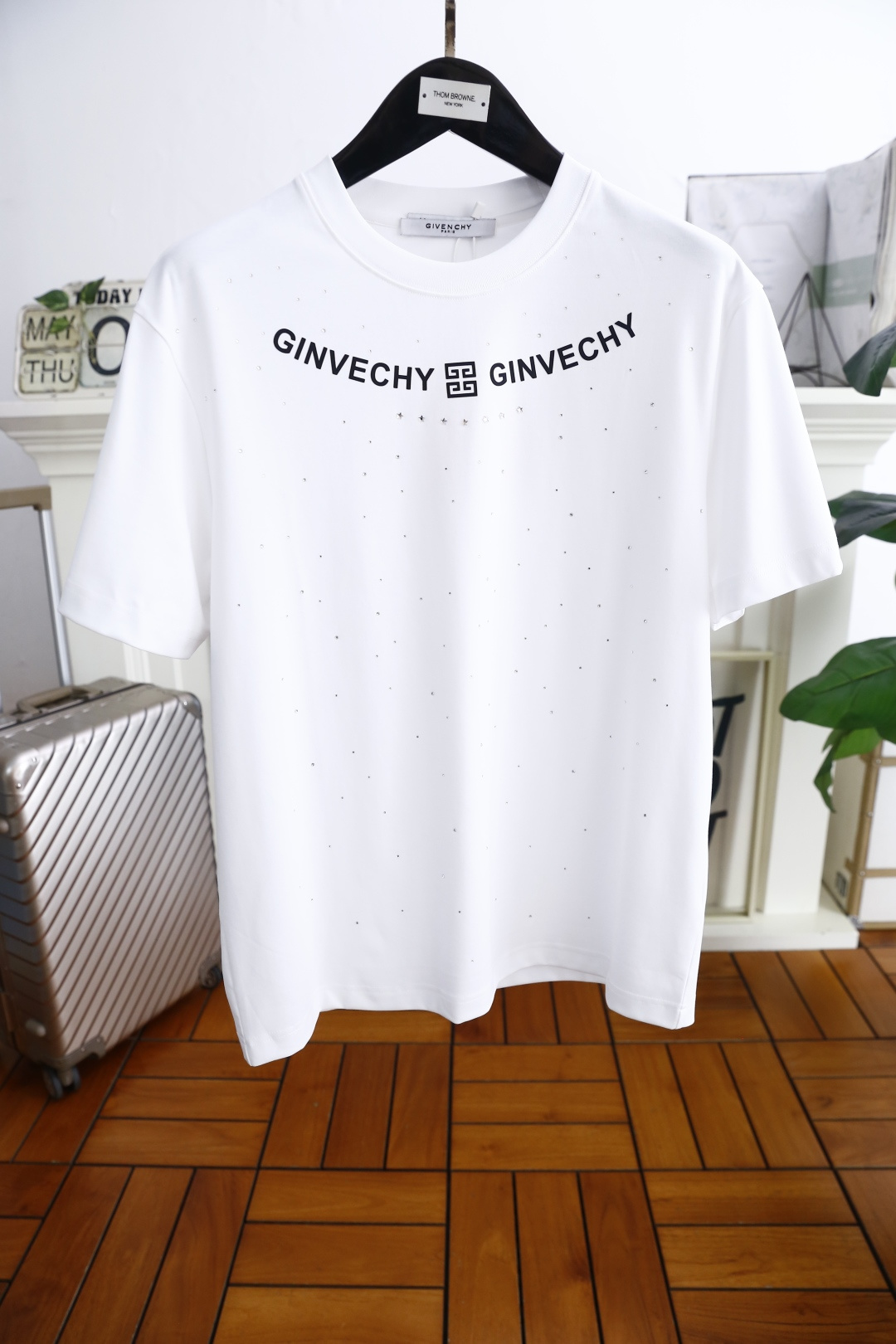 NO:161517,Givenchy. 25 new summer products!  Classic loose version of men's short-sleeved fashionable round neck product design, more fashionable and comfortable, high-standard customization, very stylish upper body, luxurious custom LOGO pattern on the chest, customer-supplied auxiliary materials, imported high-end custom cotton fabric with very delicate texture, exquisite details and exquisite craftsmanship, extremely shaping item, can be matched with any fashion, super good style, a must-have item for trendy men!  Counter size: M-3XL, one size larger!  Shipping the next day!  ,,givenchy,T-shirt,alexander wang19860909纪梵希. 25夏季新品！经典宽松版男士短袖时尚圆领单品设计,更加时尚舒适,高标准定制,上身非常有型,胸前奢华定制LOGO 图案 客供辅料,客供进口高档定制棉面料质感非常细腻,细节工艺精湛考究,塑造性极高的一款单品,任何时装都可以搭配,版型超级好 潮男必备单品！专柜尺码:M-3XL,偏大一码！隔天出货！,,givenchy,T-shirt,alexander wang,Men's clothing