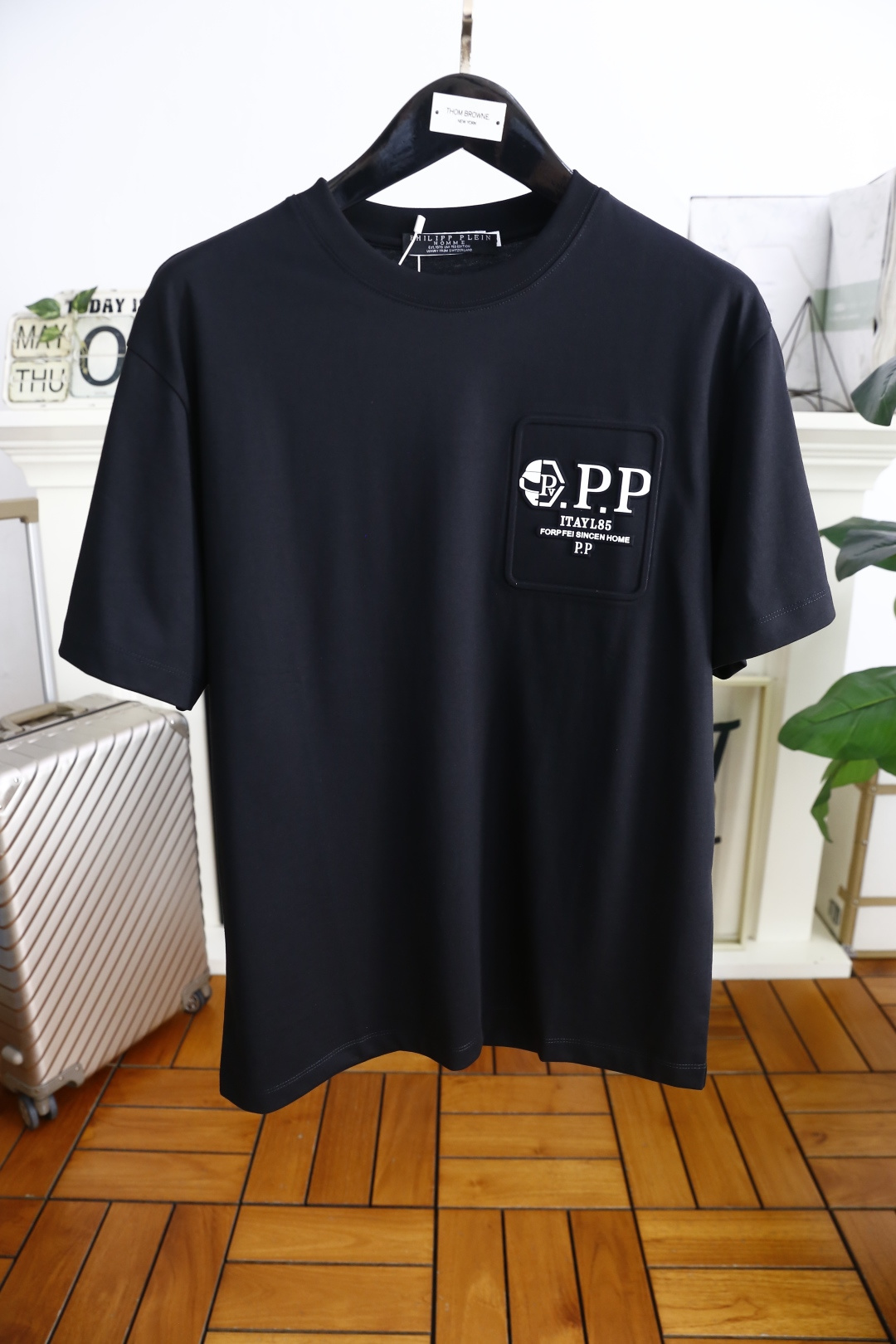 NO:161515,PP. 2025 summer new product fashionable loose men's short-sleeved fashionable classic round neck design!  High-end custom versatile styles, luxurious classic custom letter matching!  Anyone can easily navigate with top-notch comfortable and breathable fabric!  It is very high-end and understandable. It must be purchased!  Soft, skin-friendly and breathable, and has a very crisp and drooping feeling. The upper body is fashionable and fashionable, and it is a must-have item for trendy men!  The counter size M-3XL is one size larger!  Shipping the next day!  ,T-shirt,alexander wang19860909PP. 2025夏季新品时尚宽松男士短袖时尚经典圆领设计！高级定制百搭款式,奢华经典定制字母搭配！任何人都可以轻松驾驭 采用顶级舒适透气面料！非常显档次懂货的必须入！柔软亲肤透气 ,又有很好的挺括 垂感 上身时尚潮流色系,潮男必备单品！专柜尺码M-3XL,偏大一码！隔天出货！,,T-shirt,alexander wang,Men's clothing