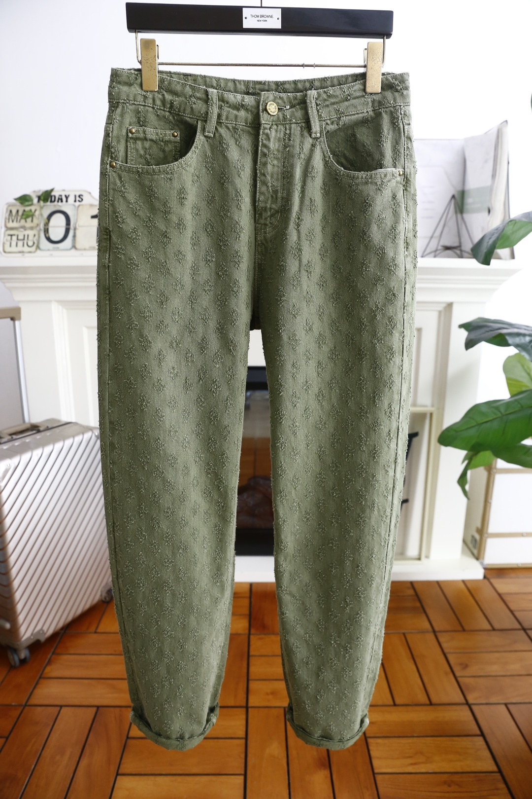 NO:161506,Louis Vuitt*n. 2025 summer new product Donkey Men's versatile jeans trading company channel goods!  The role of ace hits every season is like a classic signature textbook!  A pair of pants with a very aesthetic tone, dominated by fabric and quality, continues the essence of normal design, with label elements perfectly embedded, which is a distinctive feature of identity and is quite distinctive!  Customer-supplied top-quality washing buffet fabrics, the fabric has first-class texture, slightly elastic, excellent scratchiness and boneiness, and the capable and neat cut, and the upper body effect is excellent!  A must-have artifact for trendy men!  Counter size S-3XL, shipped the next day!  ,,louis vuitton,louis vuitton,louis vuitton,louis vuitton,jeans,alexander wang19860909路易威*/Louis Vuitt*n. 2025夏季新品驴家男士百搭牛仔裤贸易公司渠道货！每一季的王牌级爆款担当,俨然属于经典招牌教科书般存在！极具美学基调的一款裤子,以面料和品质为主导,延续了常态化的设计精髓,标签化元素完美嵌入,属于身份的特色彰显,辨识度颇为鲜明！客供进口顶级洗水牛仔面料,面料质地一流,略带弹力,挺刮度与筋骨感极好,干练利落的裁剪,上身效果极好！潮男必备神器！专柜尺码S-3XL,隔天出货！,,louis vuitton,louis vuitton,louis vuitton,louis vuitton,jeans,alexander wang,Men's clothing