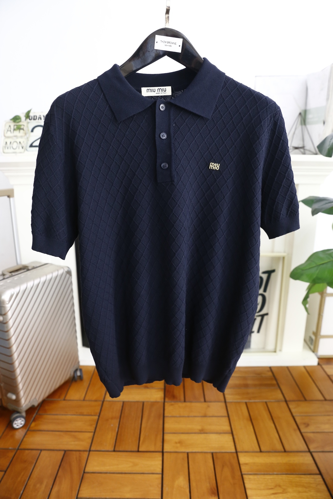 NO:161511,MIUMIU. 2025 summer new product for men's knitted short-sleeved fashion classic lapel design!  High-end custom versatile styles that anyone can easily control. Use high-end knitted fabrics!  Luxury classic brand LOGO design, very high-end and people who understand goods must enter!  The style and tailoring are slim styles, which are very exquisite, showing aura and highlighting the exquisiteness of business men. This is the unique feature, the right slim fit, and the upper body effect is very good!  Counter size M-3XL, shipped the next day!  ,miumiu,T-shirt,alexander wang19860909MIUMIU. 2025夏季新品男士针织短袖时尚经典翻领设计！高级定制百搭款式 任何人都可以轻松驾驭 采用高档针织面料！奢华经典品牌LOGO设计,非常显档次懂货的必须入！版型剪裁属于修身款 非常精致,显气场,又会凸显商务男士的精致,这就是独到之处,恰到好处的修身,上身效果非常赞！专柜尺码M-3XL,隔天出货！,,miumiu,T-shirt,alexander wang,Men's clothing