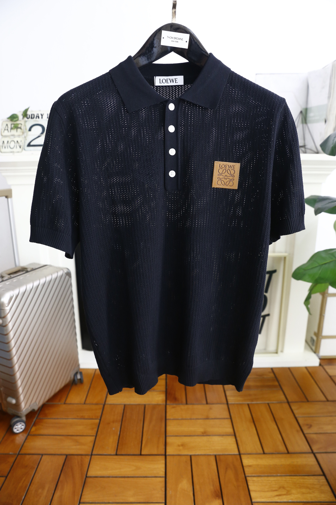 NO:161508,Luo Yiwei. 2025 summer new product for men's knitted short-sleeved fashion classic lapel design!  High-end custom versatile styles that anyone can easily control. Use high-end knitted fabrics!  Luxury classic brand LOGO design, very high-end and those who understand goods must enter!  The style and tailoring are slim styles, which are very exquisite, showing aura and highlighting the exquisiteness of business men. This is the unique feature, the right slim fit, and the upper body effect is very good!  Counter size M-3XL, shipped the next day!  ,loewe,T-shirt,alexander wang19860909罗意威. 2025夏季新品男士针织短袖时尚经典翻领设计！高级定制百搭款式 任何人都可以轻松驾驭 采用高档针织面料！奢华经典品牌LOGO设计,非常显档次懂货的必须入！版型剪裁属于修身款 非常精致,显气场,又会凸显商务男士的精致,这就是独到之处,恰到好处的修身,上身效果非常赞！专柜尺码M-3XL,隔天出货！,,loewe,T-shirt,alexander wang,Men's clothing