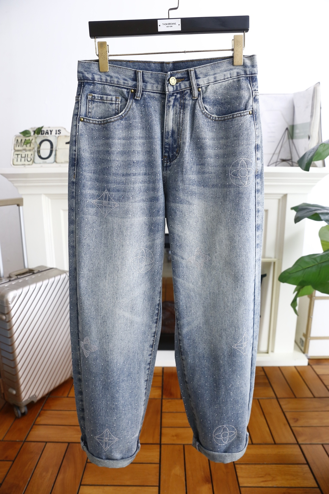 NO:161509,Louis Vuitt*n. 2025 summer new brand loose original single men's versatile jeans trading company channel goods!  The role of ace hits every season is like a classic signature textbook!  A pair of pants with a very aesthetic tone, dominated by fabric and quality, continues the essence of normal design, with label elements perfectly embedded, which is a distinctive feature of identity and is quite distinctive!  Customer-supplied top-quality washing buffet fabrics, the fabric has first-class texture, slightly elastic, excellent scratchiness and boneiness, and the capable and neat cut, and the upper body effect is excellent!  A must-have artifact for trendy men!  Counter size S-3XL, shipped the next day!  ,,louis vuitton,louis vuitton,jeans,alexander wang19860909路易威*/Louis Vuitt*n. 2025夏季新品潮牌宽松原单男士百搭牛仔裤贸易公司渠道货！每一季的王牌级爆款担当,俨然属于经典招牌教科书般存在！极具美学基调的一款裤子,以面料和品质为主导,延续了常态化的设计精髓,标签化元素完美嵌入,属于身份的特色彰显,辨识度颇为鲜明！客供进口顶级洗水牛仔面料,面料质地一流,略带弹力,挺刮度与筋骨感极好,干练利落的裁剪,上身效果极好！潮男必备神器！专柜尺码S-3XL,隔天出货！,,louis vuitton,louis vuitton,jeans,alexander wang,Men's clothing