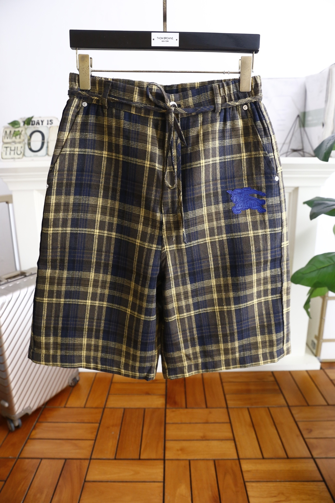 NO:161512,Burber*y. 2025 summer new product fashion plaid casual shorts!  Comfortable fabrics are used to have excellent skin-friendly feel. Simple and casual styles create a fashionable single item that is both casual and personalized. Luxury classic brand Zhanma logo design. Taste and value sharing. It is very comfortable to wear. Low-key and luxurious. It is very classy when worn. There is no need to say much about the trouser style and cutting. The upper body is exquisite and vivid. It is truly first-class and top-quality. It is a real palace-level casual shorts. The upper body is absolutely stylish. Extremely luxurious. It is full of personality, atmospheric and versatile. It is a must-have when going out!  Size S-XL, shipped the next day!  ,burberry,burberry,shorts,alexander wang19860909巴宝丽/Burber*y. 2025夏季新品时尚格子休闲短裤！采用舒适面料亲肤感极佳 简约休闲款式打造休闲与个性兼备的时髦单品奢华经典品牌战马logo设计 品味与价值共享 身穿着非常舒适 低调不失奢华 穿出去非常有档次 裤型款式和裁剪亦无需多言 上身精致跃然.真正一等一顶级质料 真正殿堂级的休闲短裤 上身绝对的有型 极度奢华 个性十足,大气且百搭,出街必备！尺码S-XL,隔天出货！,,burberry,burberry,shorts,alexander wang,Men's clothing