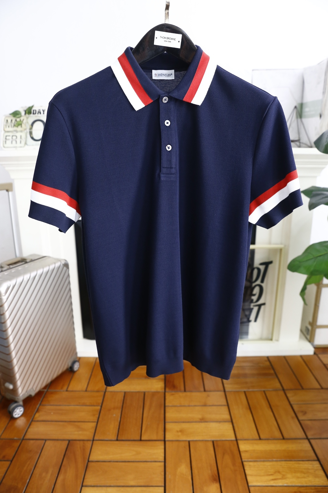 NO:161532,Mo*cler. 2025 summer new product men's lapel short-sleeved POLO shirt brand classic element LOGO design!  Anyone can easily control it with Judy fabric!  It is very high-end and understandable. It must be purchased!  The style and tailoring are slim styles, which are very exquisite, showing aura and highlighting the exquisiteness of business men. This is the unique feature, the right slim fit, and the upper body effect is very good!  Counter size M-3XL, shipped the next day!  ,,christian louboutin,Moncler,T-shirt,alexander wang19860909蒙口/Mo*cler. 2025夏季新品男士翻领短袖POLO衫品牌经典元素LOGO设计！任何人都可以轻松驾驭 采用朱迪面料！非常显档次懂货的必须入！版型剪裁属于修身款 非常精致,显气场,又会凸显商务男士的精致,这就是独到之处,恰到好处的修身,上身效果非常赞！专柜尺码M-3XL,隔天出货！,,christian louboutin,Moncler,T-shirt,alexander wang,Men's clothing