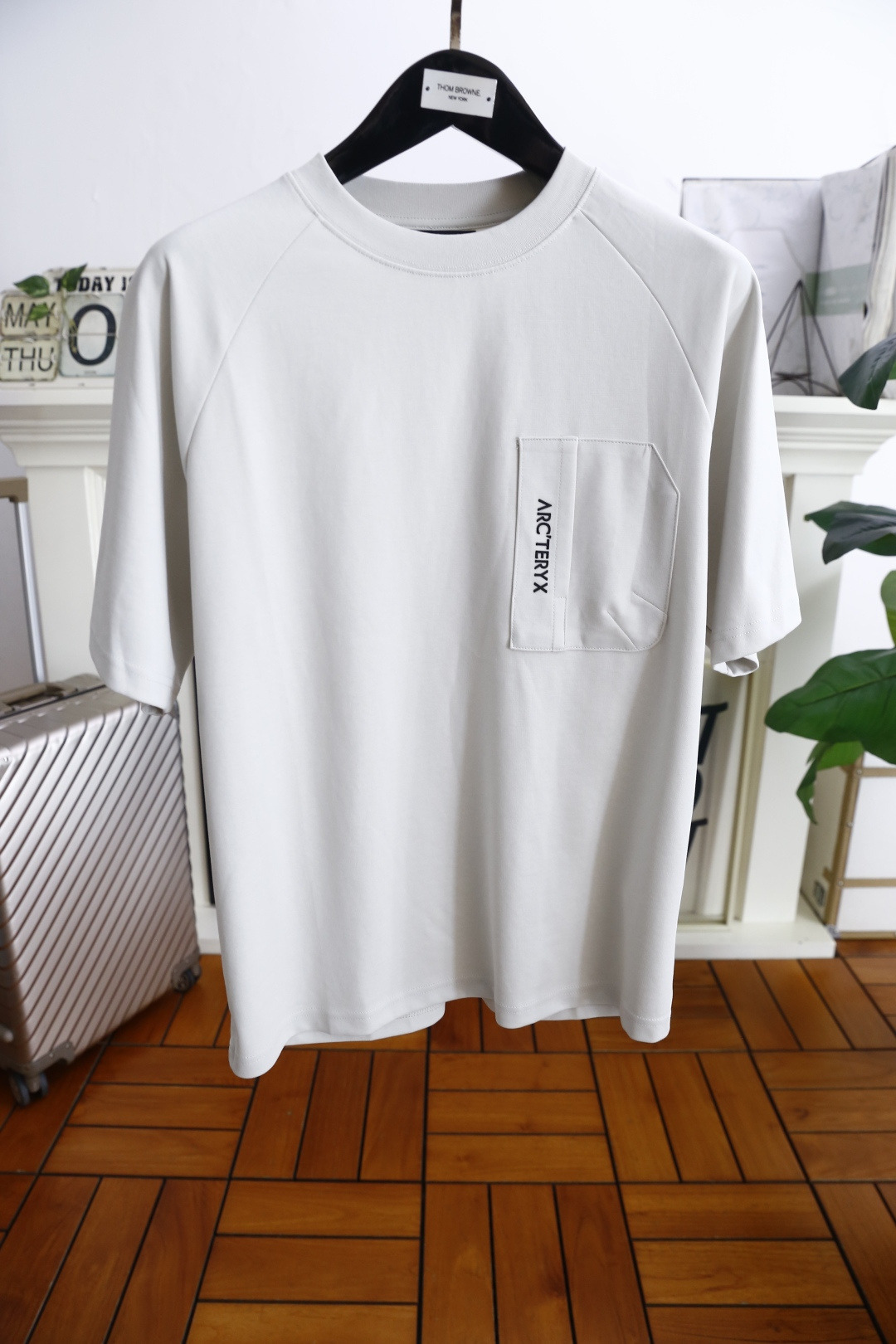 NO:161529,Archaeopteryx. 2025 summer new product for men's short-sleeved fashion classic round neck design!  Brand letter matching on the chest!  Anyone can easily control it with high-end top custom fabrics!  It is very high-end and understandable. It must be purchased!  The style and tailoring are slim styles, which are very exquisite, showing aura and highlighting the exquisiteness of business men. This is the unique feature, the right slim fit, and the upper body effect is very good!  Counter size S-2XL, shipped the next day!  ,arc'teryx,T-shirt,alexander wang19860909始祖鸟/archaeopteryx. 2025夏季新品男士短袖时尚经典圆领设计！胸前品牌字母搭配！任何人都可以轻松驾驭 采用高档顶级定制面料！非常显档次懂货的必须入！版型剪裁属于修身款 非常精致,显气场,又会凸显商务男士的精致,这就是独到之处,恰到好处的修身,上身效果非常赞！专柜尺码S-2XL,隔天出货！,arc'teryx,T-shirt,alexander wang,Men's clothing