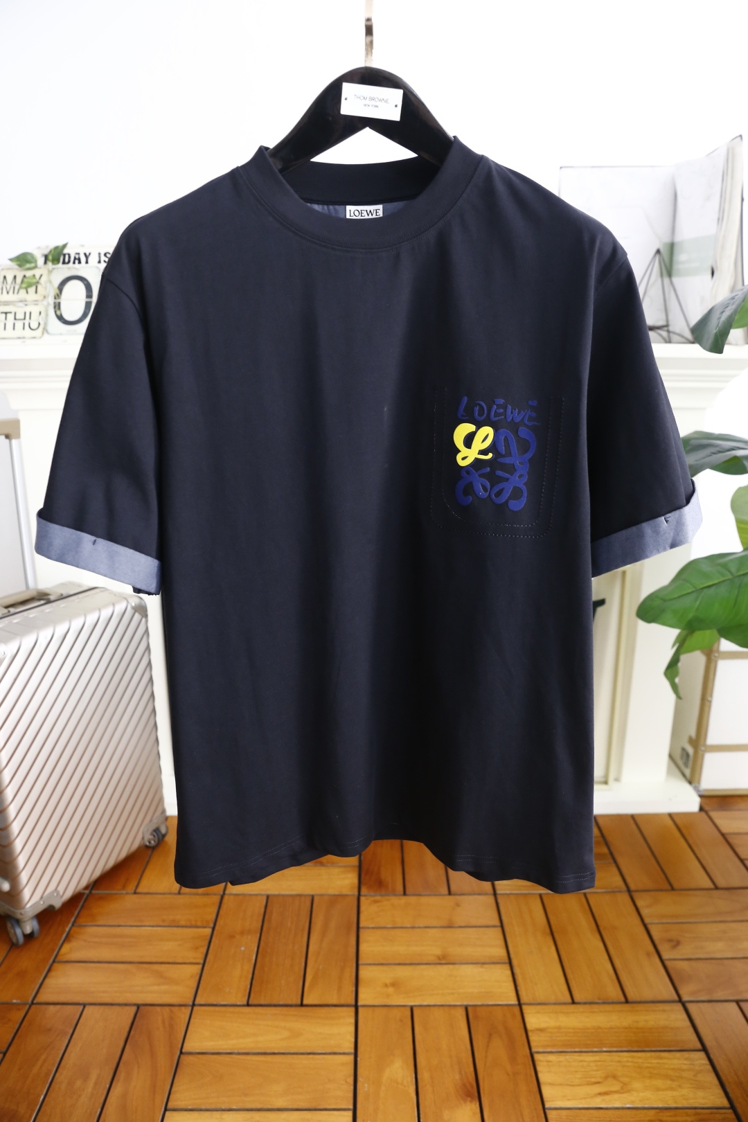 NO:161523,Luo Yiwei. New summer 2025!  Fashionable and casual round neck short-sleeved fashion item design, more fashionable and comfortable, high-standard customization, very stylish upper body, luxurious classic brand LOGO pattern on the chest, customer-supplied auxiliary materials, imported high-end comfortable breathable fabric with very delicate texture, exquisite details and exquisite craftsmanship, extremely shaping item, can be matched with any fashion, super good style, a must-have item for trendy men. Counter code: M-2XL, please report height and weight to place an order!  Shipping the next day!  ,loewe,T-shirt,alexander wang19860909罗意威. 2025夏季新款！时尚休闲圆领短袖时尚单品设计,更加时尚舒适,高标准定制,上身非常有型,胸前奢华经典品牌LOGO图案 客供辅料,客供进口高档舒适透气面料质感非常细腻,细节工艺精湛考究,塑造性极高的一款单品,任何时装都可以搭配,版型超级好 潮男必备单品 专柜码:M-2XL,下单请报身高体重！隔天出货！,,loewe,T-shirt,alexander wang,Men's clothing