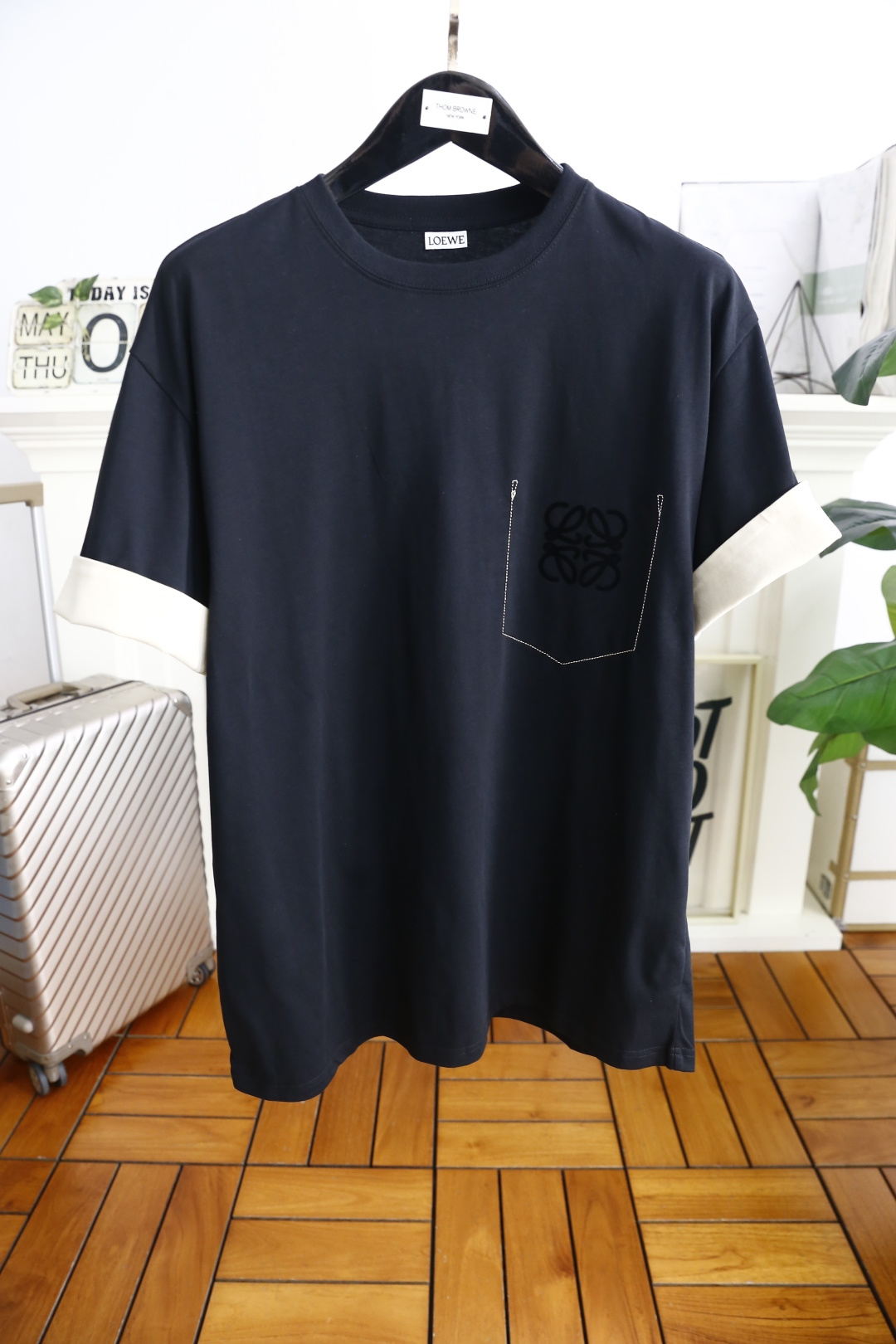 NO:161526,Luo Yiwei. New summer 2025!  Fashionable and casual round neck short-sleeved fashion item design, more fashionable and comfortable, high-standard customization, very stylish upper body, luxurious classic brand LOGO pattern on the chest, customer-supplied auxiliary materials, imported high-end comfortable breathable fabric with very delicate texture, exquisite details and exquisite craftsmanship, extremely shaping item, can be matched with any fashion, super good style, a must-have item for trendy men. Counter code: M-XL, please report your height and weight to place an order!  Shipping the next day!  ,loewe,T-shirt,alexander wang19860909罗意威. 2025夏季新款！时尚休闲圆领短袖时尚单品设计,更加时尚舒适,高标准定制,上身非常有型,胸前奢华经典品牌LOGO图案 客供辅料,客供进口高档舒适透气面料质感非常细腻,细节工艺精湛考究,塑造性极高的一款单品,任何时装都可以搭配,版型超级好 潮男必备单品 专柜码:M-XL,下单请报身高体重！隔天出货！,,loewe,T-shirt,alexander wang,Men's clothing