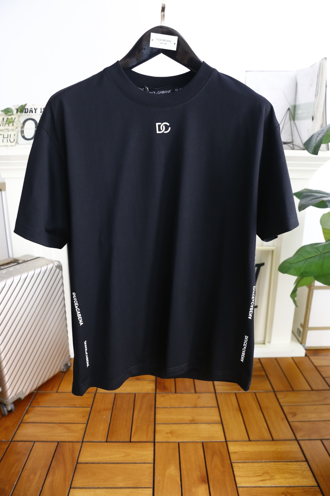 NO:161516,Dolce & Gabbana. 2025 summer new product men's round neck short-sleeved luxury brand letter LOGO logo marked with the upper body to experience the youthfulness and fashion sense brought by this design!  The overall fashion is fashionable and trendy. The fabric is made of top-quality fabrics for customer supply, soft, skin-friendly and breathable, and has a very crisp and crisp drooping feeling. The upper body is fashionable and fashionable, and it is a must-have item for trendy men!  The counter is sized 48-56, and the loose version is one size larger!  Shipping the next day!  ,Dolce & Gabbana,T-shirt,alexander wang19860909杜嘉班纳. 2025夏季新品男士圆领短袖奢华品牌字母LOGO标识标注上身就能体会这款设计带来的年轻与时尚感！整体时尚而有潮流,面料采用客供顶级面料 柔软亲肤透气 ,又有很好的挺括 垂感 上身时尚潮流色系,潮男必备单品！专柜尺码48-56,宽松版型偏大一码！隔天出货！,,Dolce&Gabbana,T-shirt,alexander wang,Men's clothing