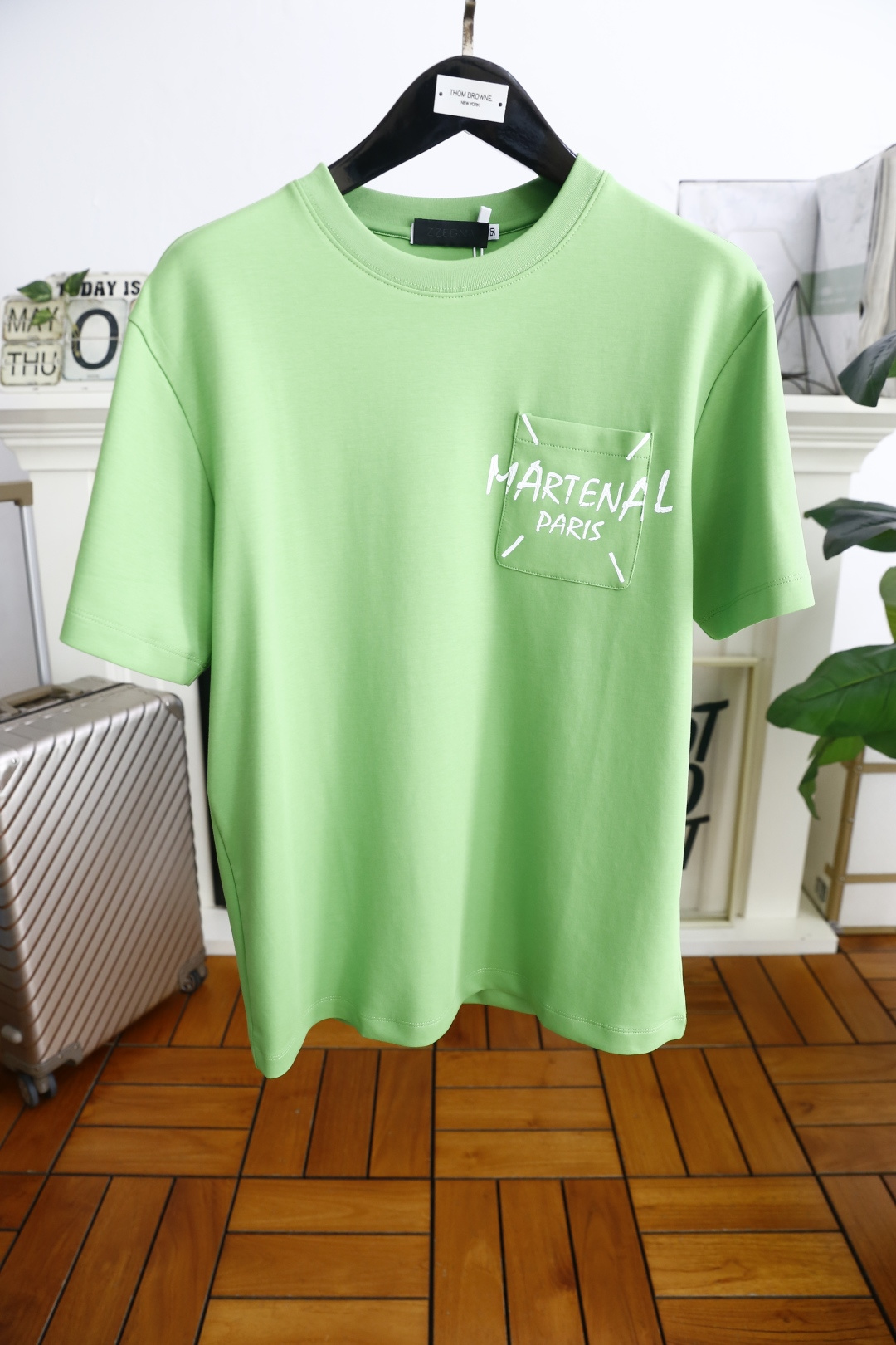 NO:161514,Jenia. 2025 summer new product fashionable loose men's short-sleeved fashionable classic round neck design!  High-end custom versatile styles, classic custom letters on the chest and pockets can be easily controlled by anyone. It uses top-quality comfortable and breathable fabrics!  It is very high-end and understandable. It must be purchased!  Soft, skin-friendly and breathable, and has a very crisp and drooping feeling. The upper body is fashionable and fashionable, and it is a must-have item for trendy men!  The counter size M-3XL is one size larger!  Shipping the next day!  ,zegna,T-shirt,alexander wang19860909杰尼亚. 2025夏季新品时尚宽松男士短袖时尚经典圆领设计！高级定制百搭款式,胸前经典定制字母搭配口袋任何人都可以轻松驾驭 采用顶级舒适透气面料！非常显档次懂货的必须入！柔软亲肤透气 ,又有很好的挺括 垂感 上身时尚潮流色系,潮男必备单品！专柜尺码M-3XL,偏大一码！隔天出货！,,zegna,T-shirt,alexander wang,Men's clothing