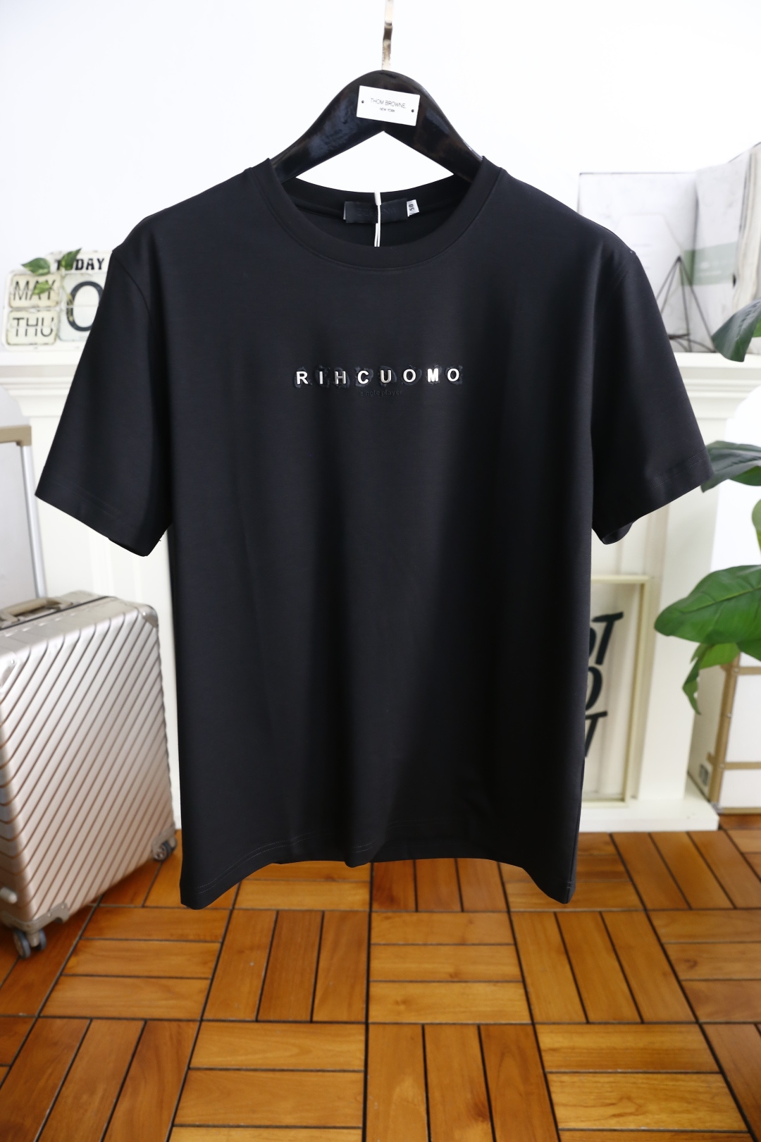 NO:161522,Givenchy. 25 new summer products!  Classic loose version of men's short-sleeved fashionable round neck product design, more fashionable and comfortable, high-standard customization, very stylish upper body, luxurious custom LOGO pattern on the chest, customer-supplied auxiliary materials, imported high-end custom cotton fabric with very delicate texture, exquisite details and exquisite craftsmanship, extremely shaping item, can be matched with any fashion, super good style, a must-have item for trendy men!  Counter size: M-3XL, one size larger!  Shipping the next day!  ,,givenchy,T-shirt,alexander wang19860909纪梵希. 25夏季新品！经典宽松版男士短袖时尚圆领单品设计,更加时尚舒适,高标准定制,上身非常有型,胸前奢华定制LOGO 图案 客供辅料,客供进口高档定制棉面料质感非常细腻,细节工艺精湛考究,塑造性极高的一款单品,任何时装都可以搭配,版型超级好 潮男必备单品！专柜尺码:M-3XL,偏大一码！隔天出货！,,givenchy,T-shirt,alexander wang,Men's clothing