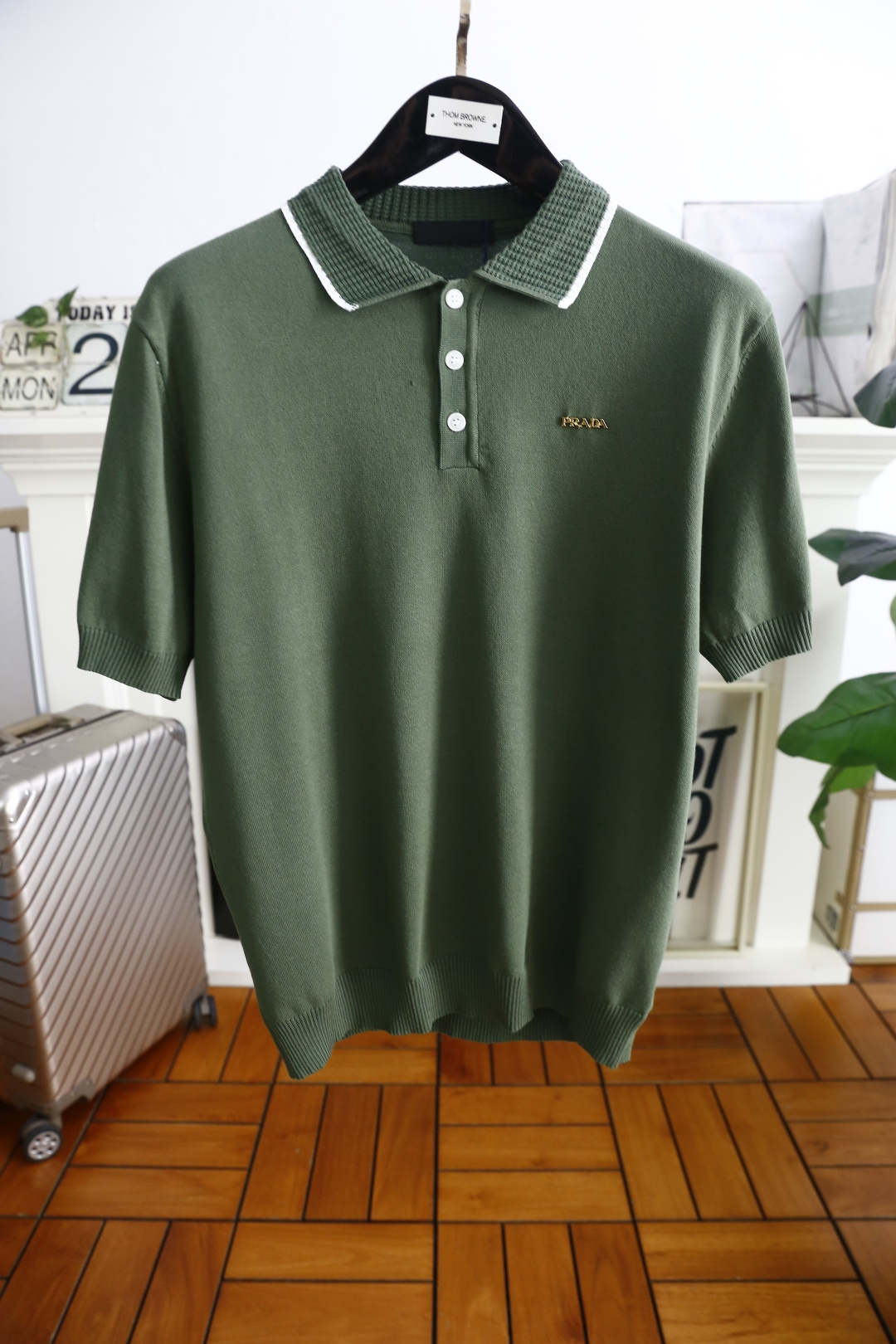 NO:161528,Pula*/Pr*da. 2025 summer new product for men's short-sleeved fashionable and exquisite three-button lapel design!  Three-dimensional letters logo pairing on the chest!  High-end custom versatile styles that anyone can easily control with comfortable knitted fabrics!  Luxury classic brand element design, very high-end and must-have if you understand the goods!  The style and tailoring are slim styles, which are very exquisite, showing aura and highlighting the exquisiteness of business men. This is the unique feature, the right slim fit, and the upper body effect is very good!  Counter size M-3XL, shipped the next day!  ,,prada,T-shirt,alexander wang19860909普拉*/Pr*da. 2025夏季新品男士短袖时尚精致三扣翻领设计！胸前品牌立体字母LOGO搭配！高级定制百搭款式 任何人都可以轻松驾驭 采用舒适针织面料！奢华经典品牌元素设计,非常显档次懂货的必须入！版型剪裁属于修身款 非常精致,显气场,又会凸显商务男士的精致,这就是独到之处,恰到好处的修身,上身效果非常赞！专柜尺码M-3XL,隔天出货！,,prada,T-shirt,alexander wang,Men's clothing