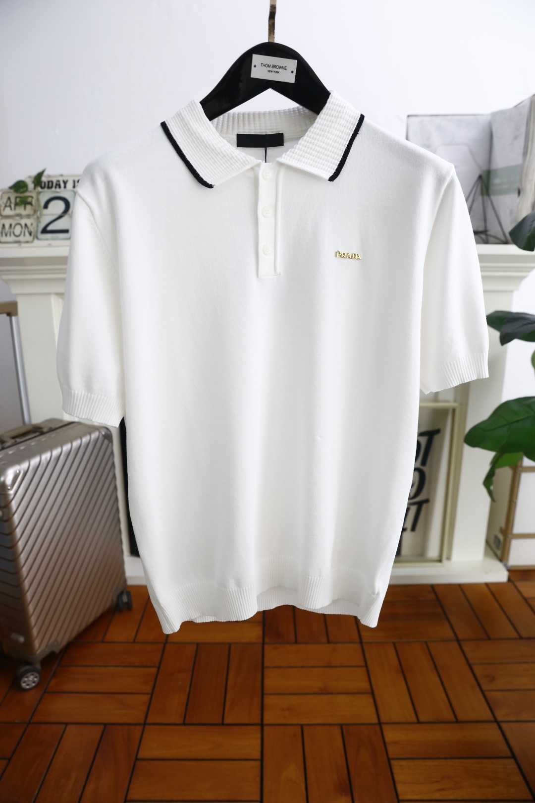 NO:472429,Pula*/Pr*da. 2025 summer new product for men's short-sleeved fashionable and exquisite three-button lapel design!  Three-dimensional letters logo pairing on the chest!  High-end custom versatile styles that anyone can easily control with comfortable knitted fabrics!  Luxury classic brand element design, very high-end and must-have if you understand the goods!  The style and tailoring are slim styles, which are very exquisite, showing aura and highlighting the exquisiteness of business men. This is the unique feature, the right slim fit, and the upper body effect is very good!  Counter size M-3XL, shipped the next day!  ,,prada,T-shirt,alexander wang19860909普拉*/Pr*da. 2025夏季新品男士短袖时尚精致三扣翻领设计！胸前品牌立体字母LOGO搭配！高级定制百搭款式 任何人都可以轻松驾驭 采用舒适针织面料！奢华经典品牌元素设计,非常显档次懂货的必须入！版型剪裁属于修身款 非常精致,显气场,又会凸显商务男士的精致,这就是独到之处,恰到好处的修身,上身效果非常赞！专柜尺码M-3XL,隔天出货！,,prada,T-shirt,alexander wang,Men's clothing