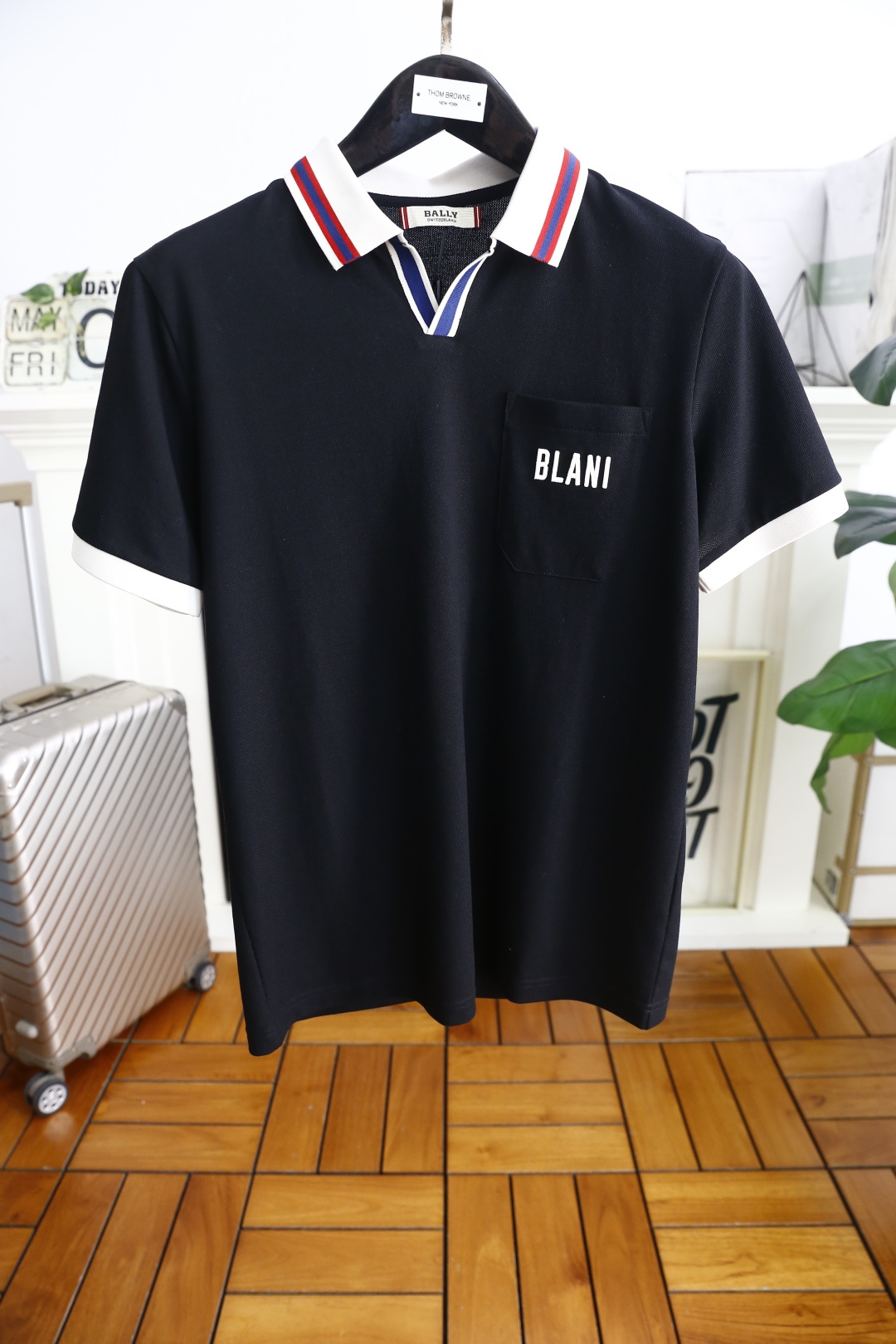 NO:161533,Barry. 25 summer new product men's lapel polo shirt with stylish exquisite neckline design!  High-end custom versatile styles that anyone can easily control. Use high-end custom Judy fabrics!  Luxury classic brand customized LOGO design, which is very high-end and must be entered if you understand the goods!  The style and tailoring are slim styles, which are very exquisite, showing aura and highlighting the exquisiteness of business men. This is the unique feature, the right slim fit, and the upper body effect is very good!  Counter size M-3XL, shipped the next day!  ,bally,alexander wang19860909巴利. 25夏季新品男士翻领polo衫时尚精致领口设计！高级定制百搭款式 任何人都可以轻松驾驭 采用高档定制朱迪面料！奢华经典品牌定制LOGO设计,非常显档次懂货的必须入！版型剪裁属于修身款 非常精致,显气场,又会凸显商务男士的精致,这就是独到之处,恰到好处的修身,上身效果非常赞！专柜尺码M-3XL,隔天出货！,,bally,alexander wang,Men's clothing