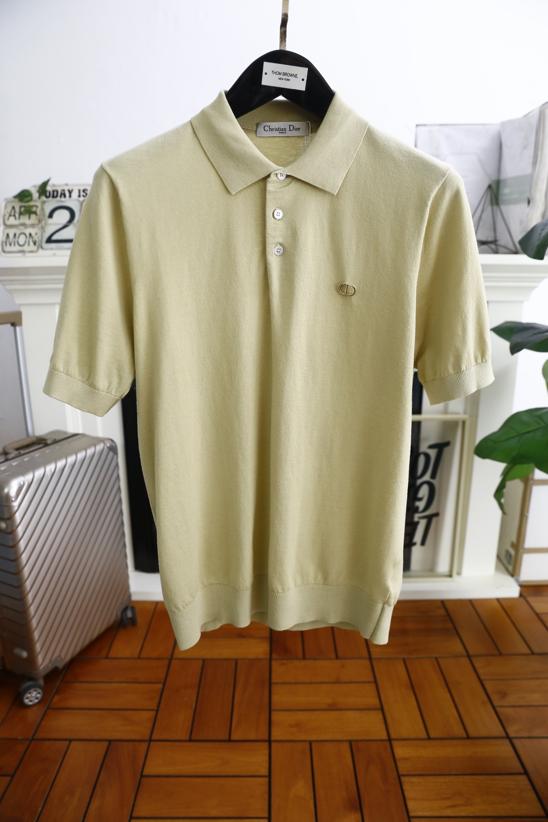 NO:161525,Dior/Christian Di*r. 2025 summer new product men's knitted short-sleeved fashion classic lapel design!  High-end custom versatile styles that anyone can easily control. Use high-end knitted fabrics!  Luxury classic brand LOGO design, very high-end and people who understand goods must enter!  The style and tailoring are slim styles, which are very exquisite, showing aura and highlighting the exquisiteness of business men. This is the unique feature, the right slim fit, and the upper body effect is very good!  Complete three standards!  Counter size M-3XL, shipped the next day!  ,dior,T-shirt,alexander wang19860909迪奥/Christian Di*r. 2025夏季新品男士针织短袖时尚经典翻领设计！高级定制百搭款式 任何人都可以轻松驾驭 采用高档针织面料！奢华经典品牌LOGO设计,非常显档次懂货的必须入！版型剪裁属于修身款 非常精致,显气场,又会凸显商务男士的精致,这就是独到之处,恰到好处的修身,上身效果非常赞！三标齐全！专柜尺码M-3XL,隔天出货！,,dior,T-shirt,alexander wang,Men's clothing