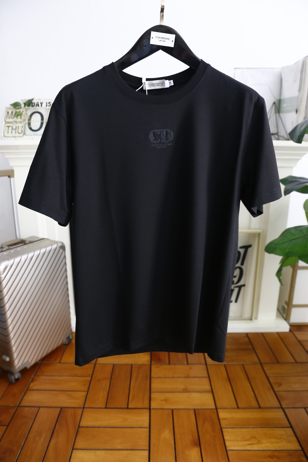 NO:161519,Dior. 2025 summer new product for men's round neck short sleeves, luxurious classic custom LOGO logo on the chest, you can experience the youthfulness and fashion sense brought by this design!  The overall style is fashionable and trendy, using comfortable European cotton fabric, soft, skin-friendly and breathable, and has a very crisp and drooping feeling. The upper body is fashionable and fashionable, and it is a must-have item for trendy men!  The counter is sized 48-56, one size larger!  Shipping the next day!  ,dior,T-shirt,alexander wang19860909迪奥. 2025夏季新品男士圆领短袖胸前奢华经典定制LOGO标识标注上身就能体会这款设计带来的年轻与时尚感！整体时尚而有潮流,采用舒适欧洲棉面料 柔软亲肤透气 ,又有很好的挺括 垂感 上身时尚潮流色系,潮男必备单品！专柜尺码48-56,偏大一码！隔天出货！,,dior,T-shirt,alexander wang,Men's clothing